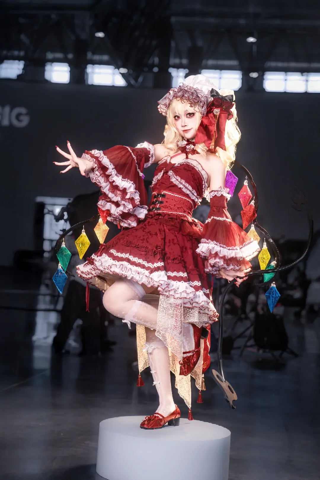 【芙兰朵露·斯卡雷特cos】东方project里的红恶魔，苹果和丝袜的完美搭配 - 第 3 张