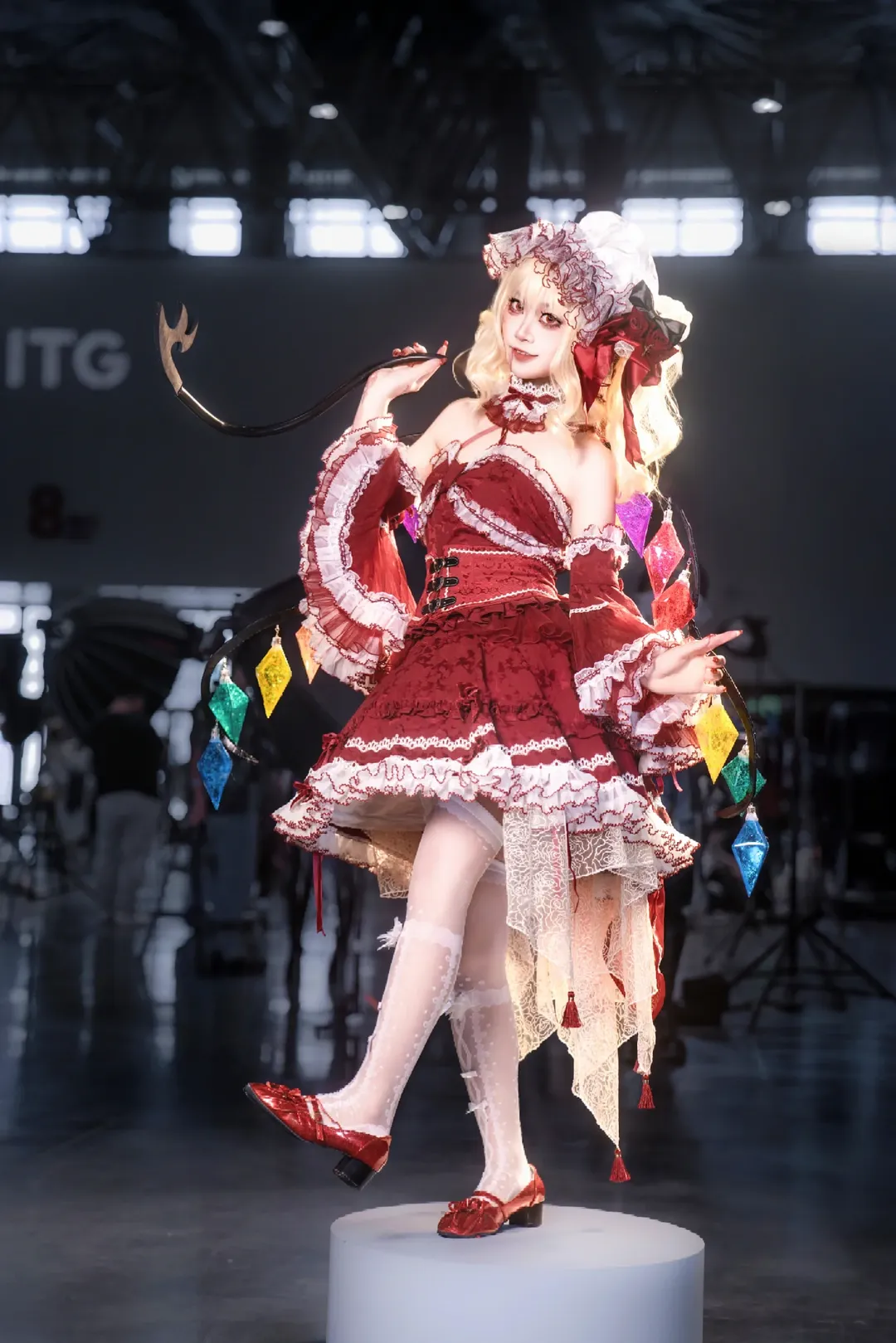 【芙兰朵露·斯卡雷特cos】东方project里的红恶魔，苹果和丝袜的完美搭配 - 第 4 张