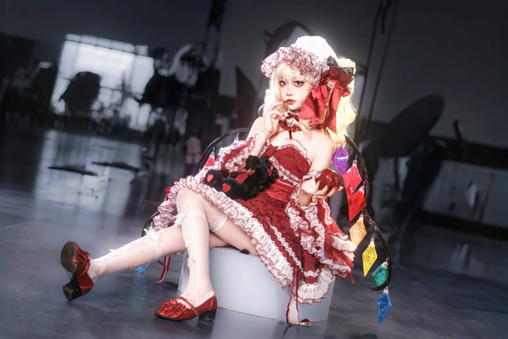 【芙兰朵露·斯卡雷特cos】东方project里的红恶魔，苹果和丝袜的完美搭配 - 第 5 张