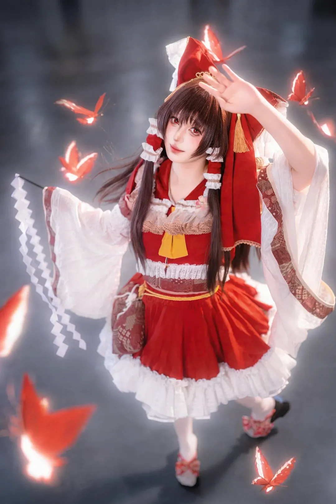 【Reimu Hakurei Cosplay】The Red Shrine Maiden of Touhou Project, Flying High at the Convention Hall - Image 1