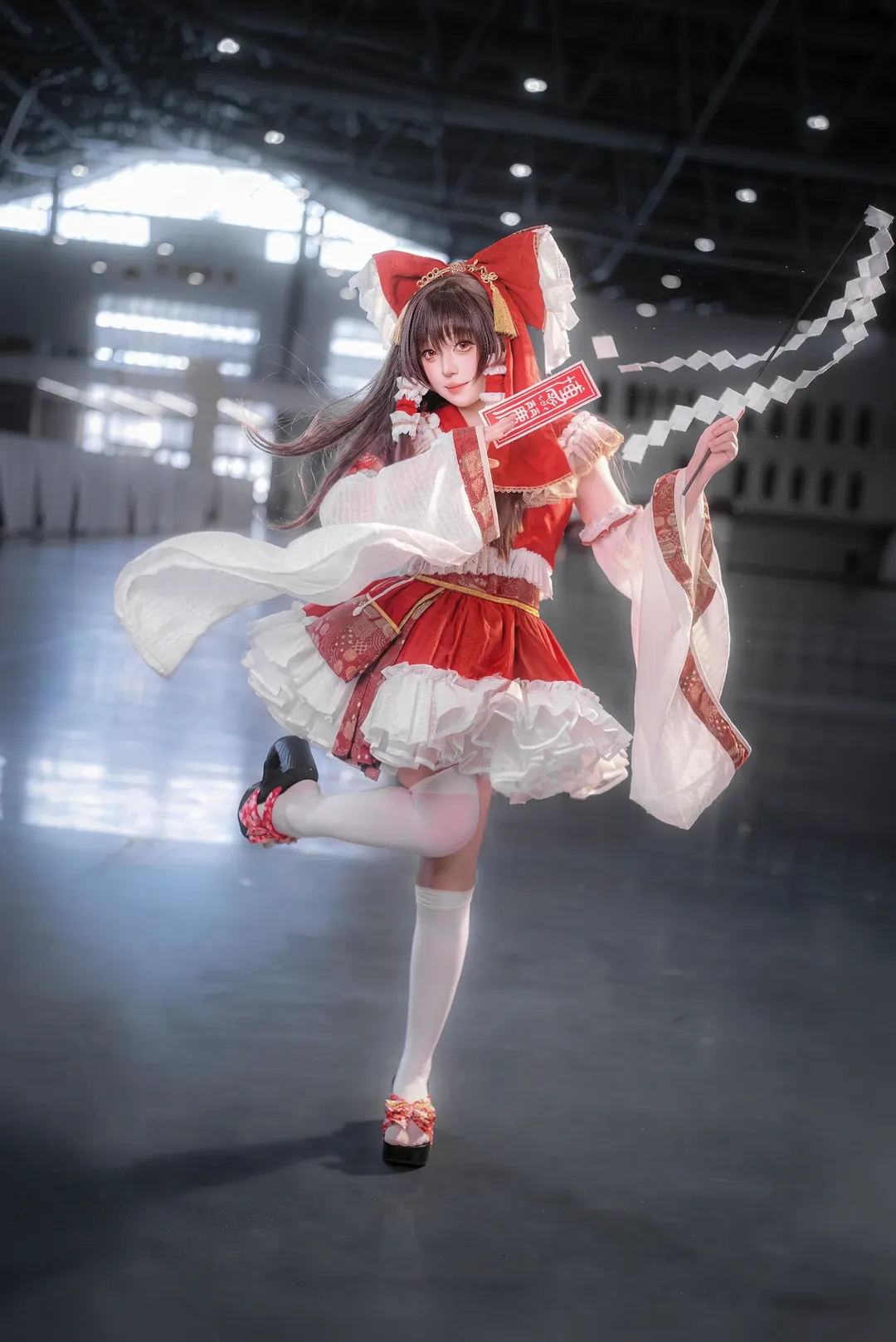 【博丽灵梦cos】东方project的红色巫女，在漫展场馆里飞起来