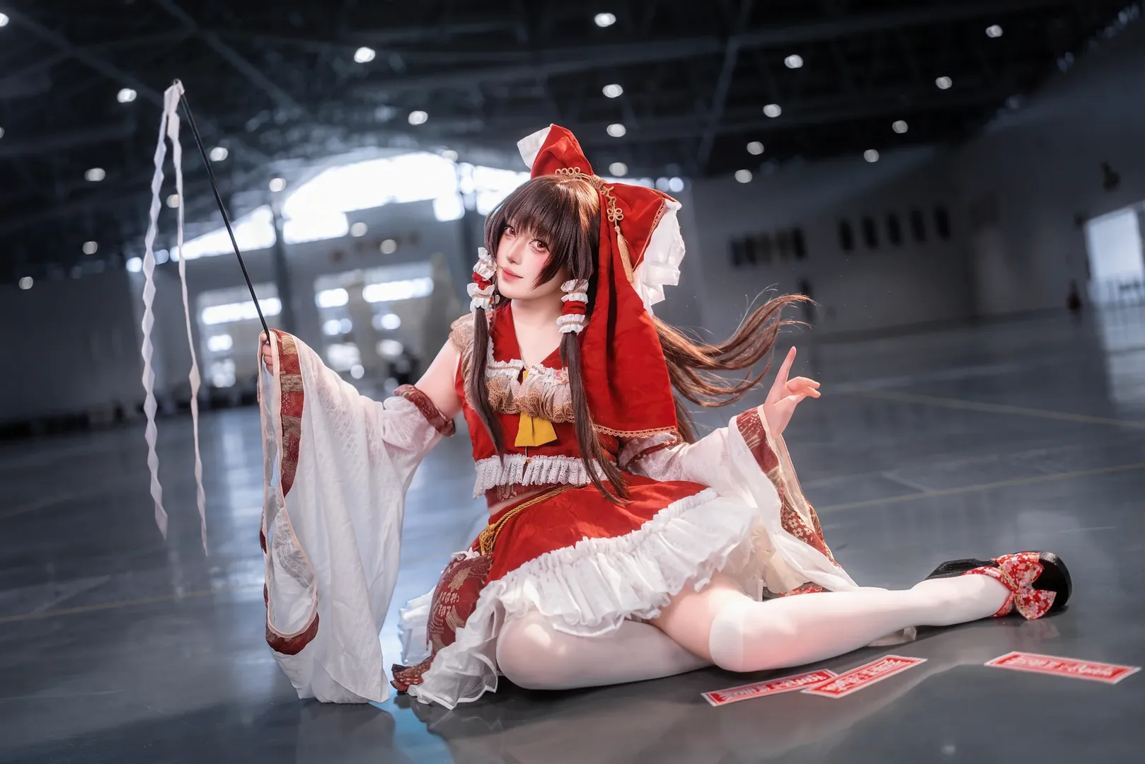 【Reimu Hakurei Cosplay】The Red Shrine Maiden of Touhou Project, Flying High at the Convention Hall - Image 3