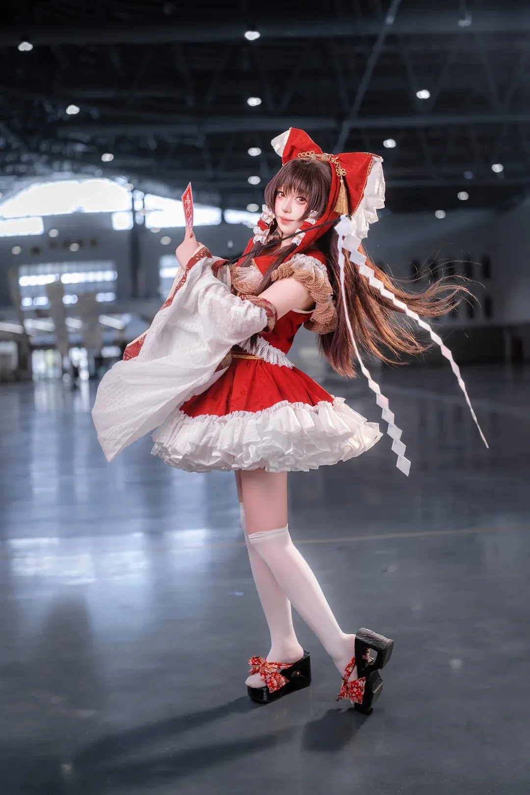 【Reimu Hakurei Cosplay】The Red Shrine Maiden of Touhou Project, Flying High at the Convention Hall - Image 4