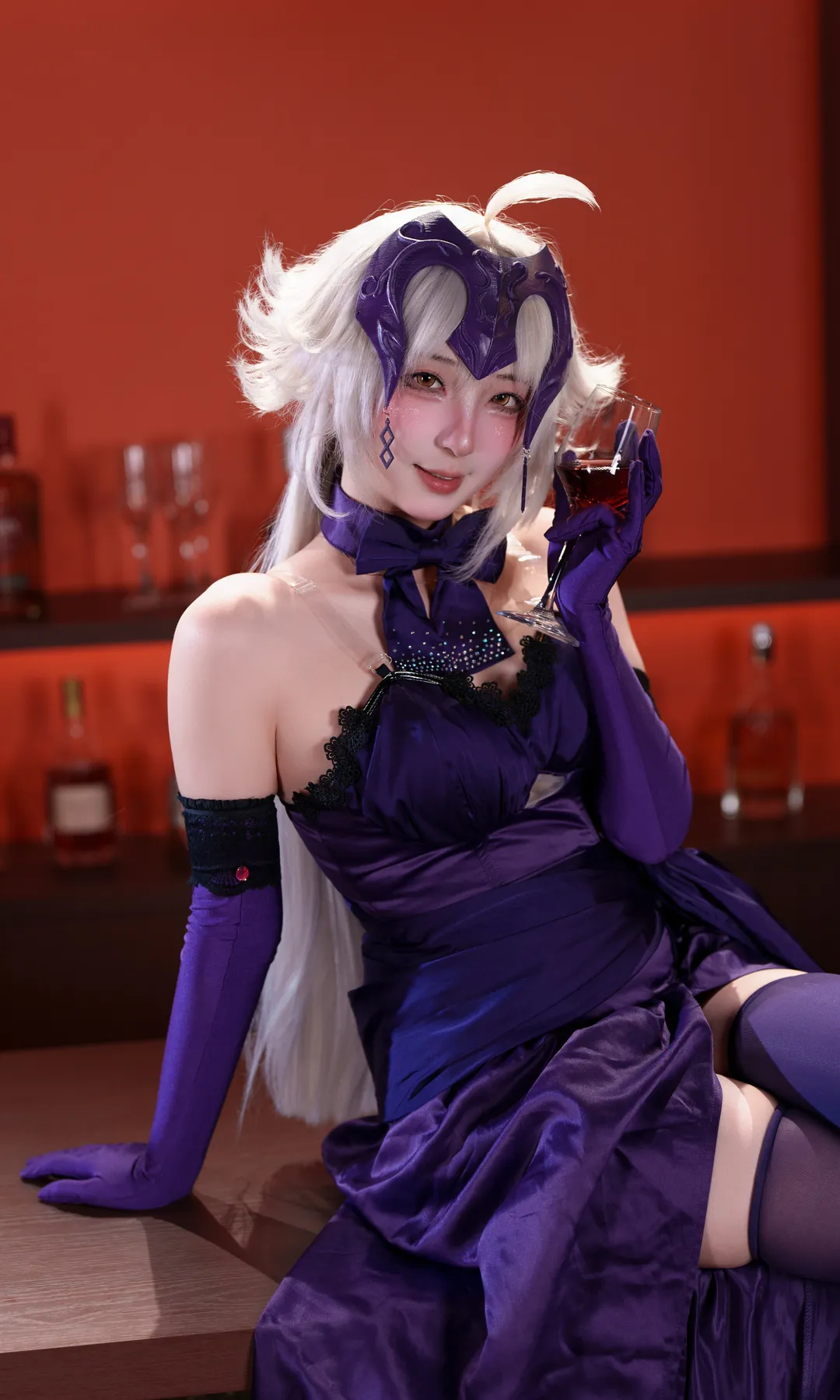 【ジャンヌ・ダルク（オルタ）コスプレ】酔いどれナイト、バーに佇む暗黒の聖女 - 1 枚目