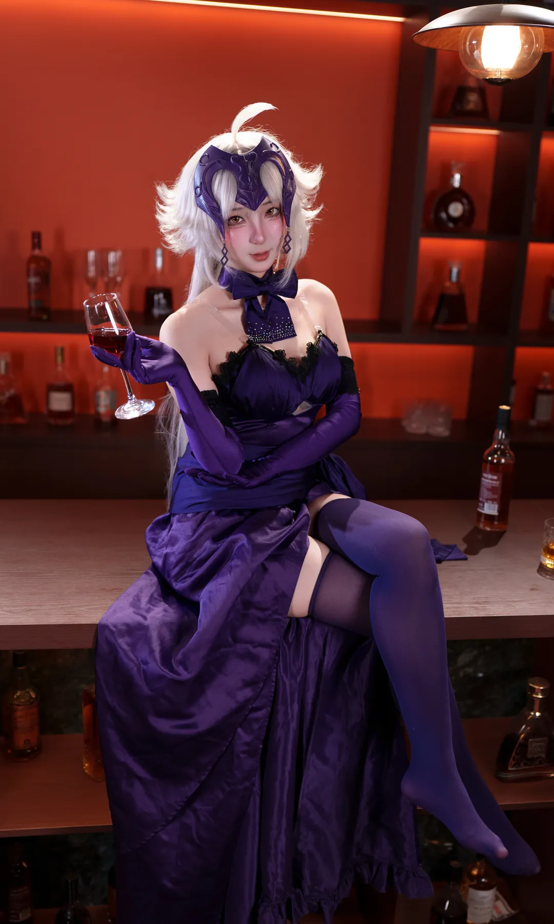 【ジャンヌ・ダルク（オルタ）コスプレ】酔いどれナイト、バーに佇む暗黒の聖女 - 3 枚目