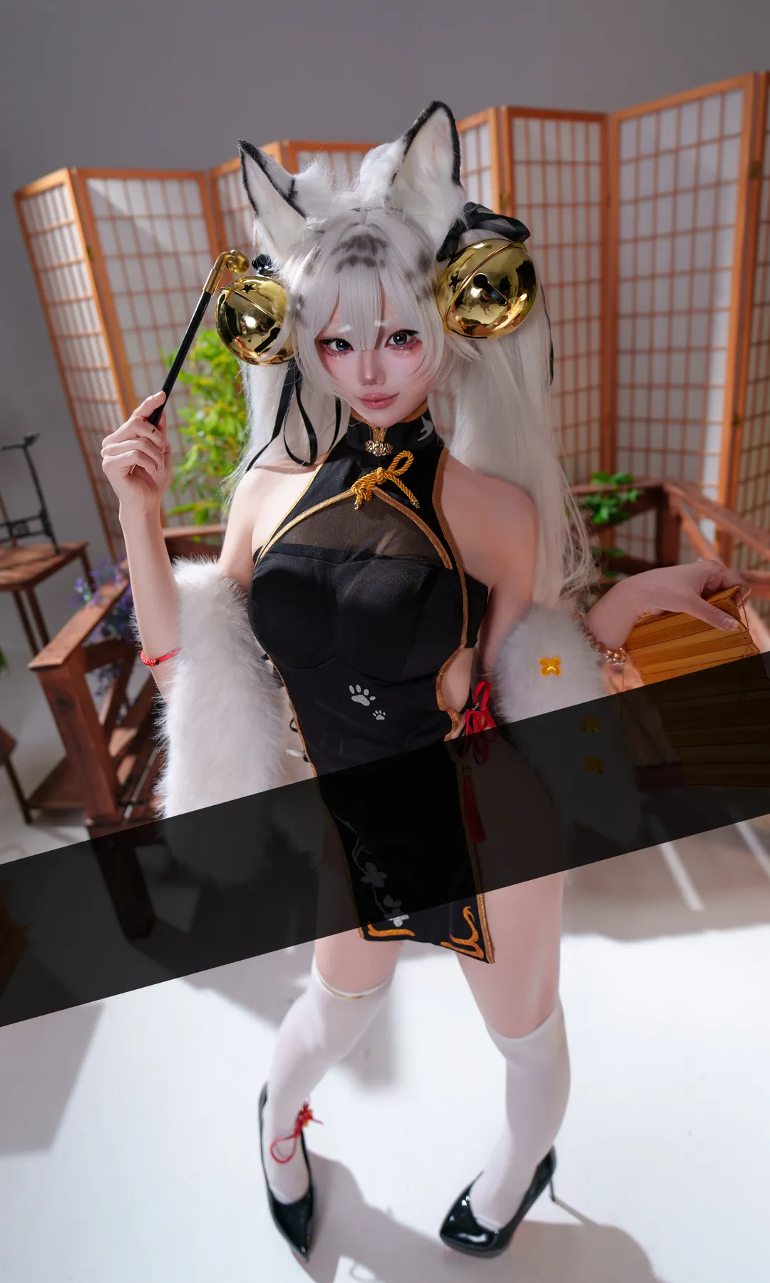 【白虎娘cos】铃铛作响的白毛兽耳与国风旗袍 - 第 1 张