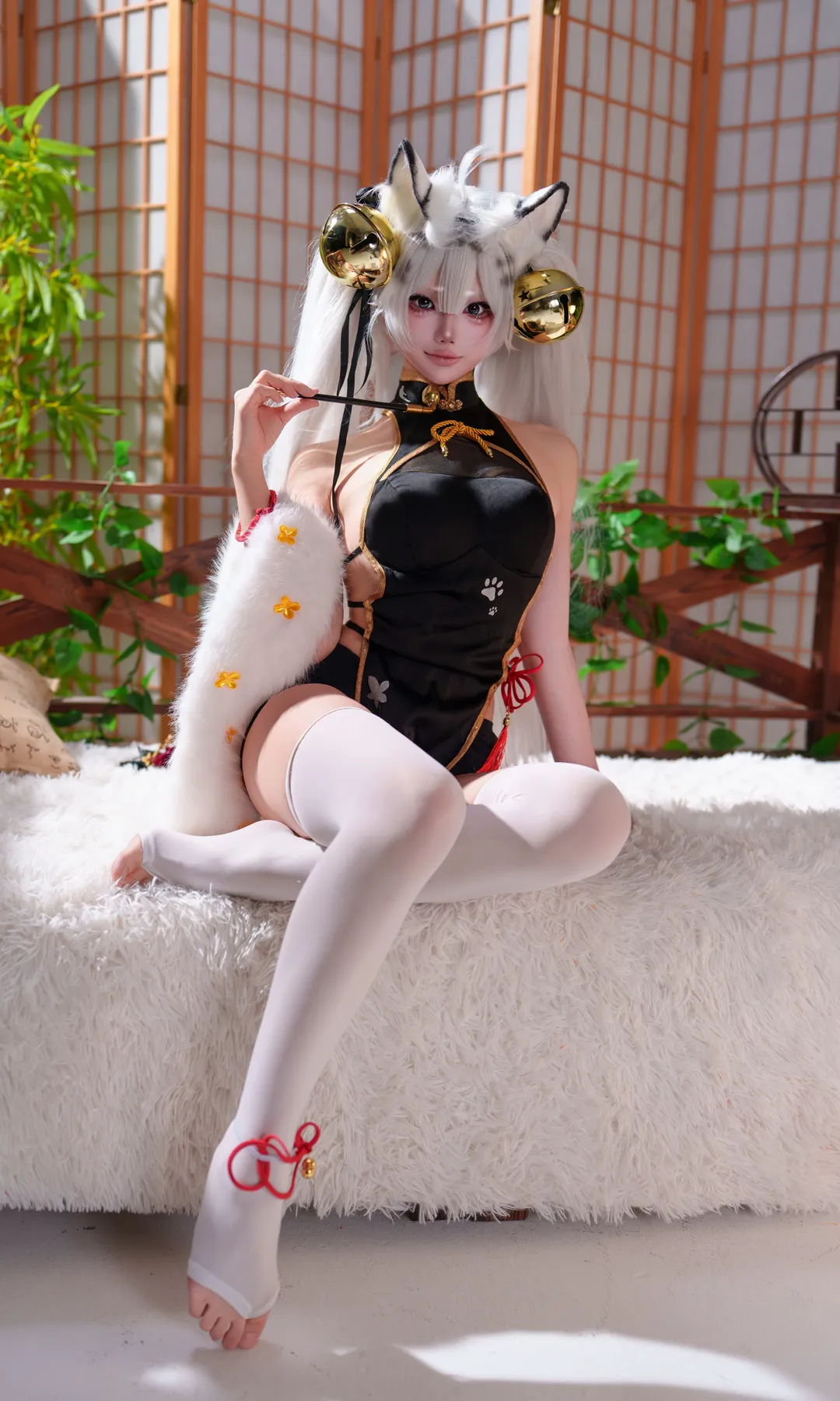 【白虎娘cos】铃铛作响的白毛兽耳与国风旗袍 - 第 2 张