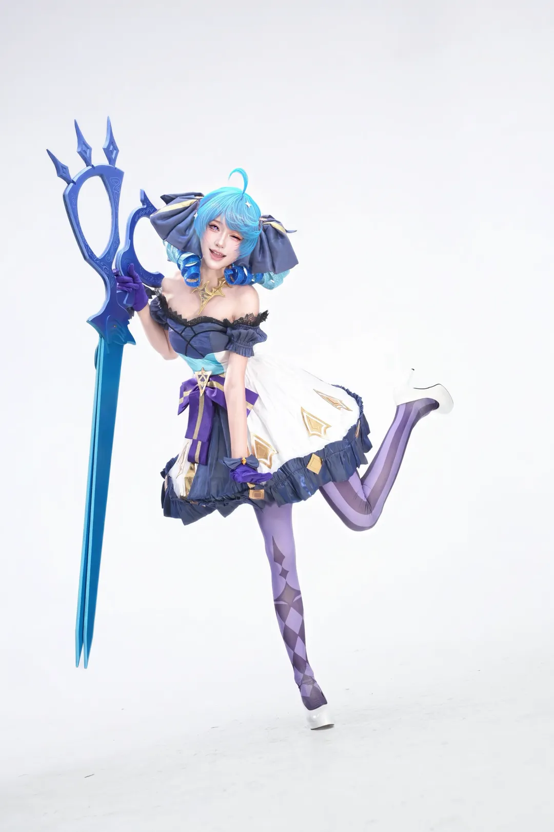 【格温cos】英雄联盟灵罗娃娃的白棚动态感正片