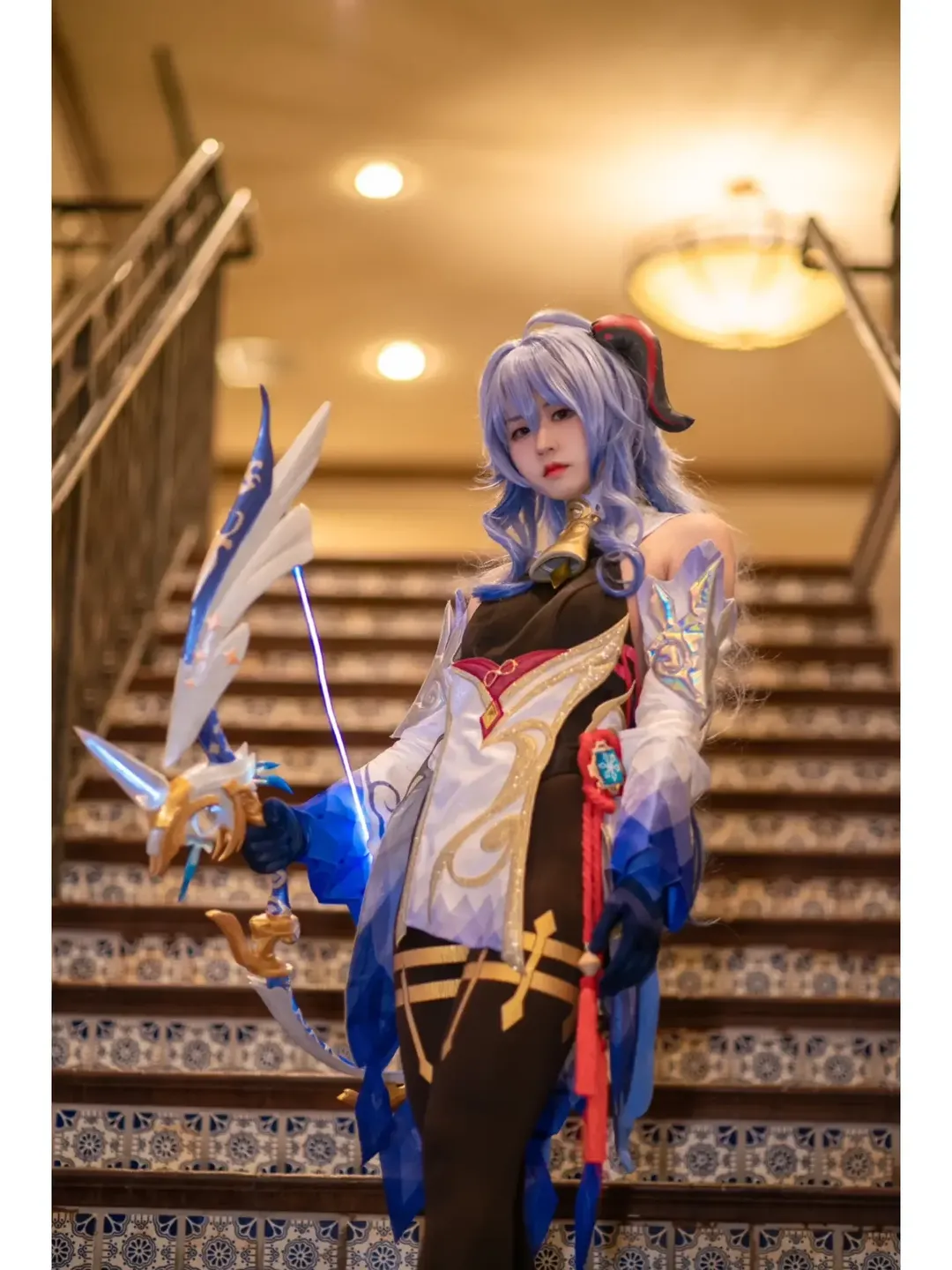 【甘雨cos】原神阿莫斯之弓漫展首秀，扛着发光大弓实拍