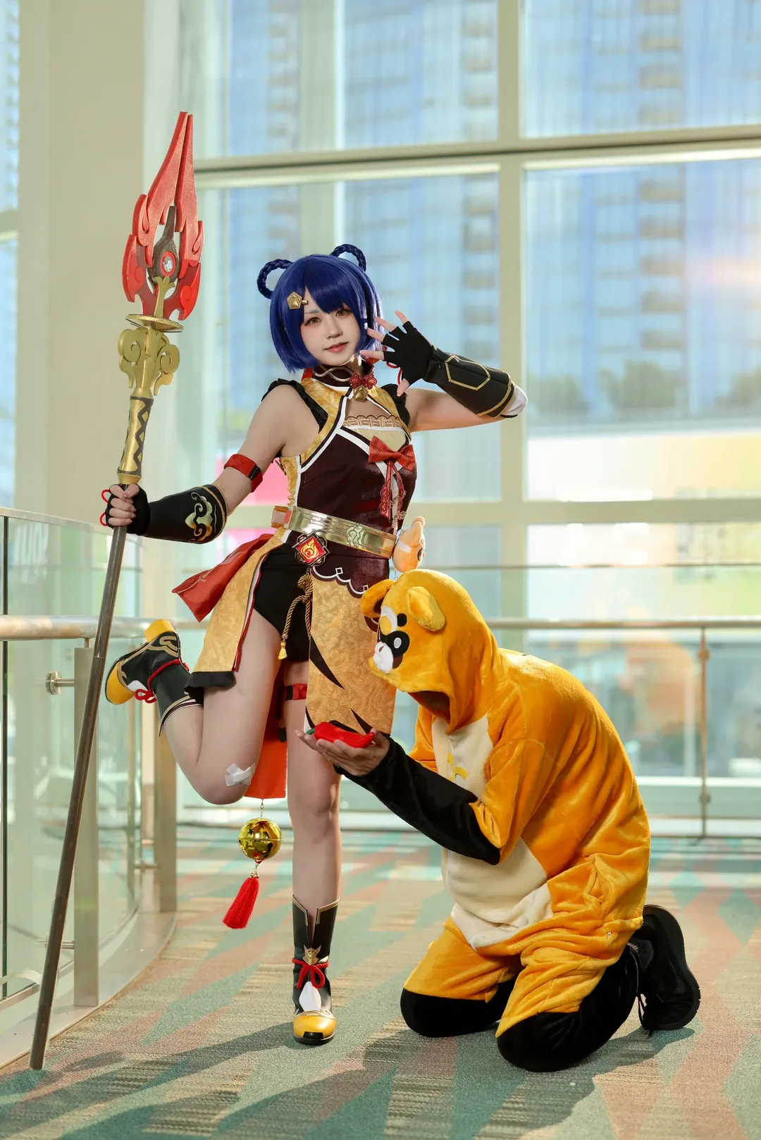 [Xiangling Cosplay] Genshin Impact Liyue Master Chef Candid Convention Photos at Anime Expo - Image 1