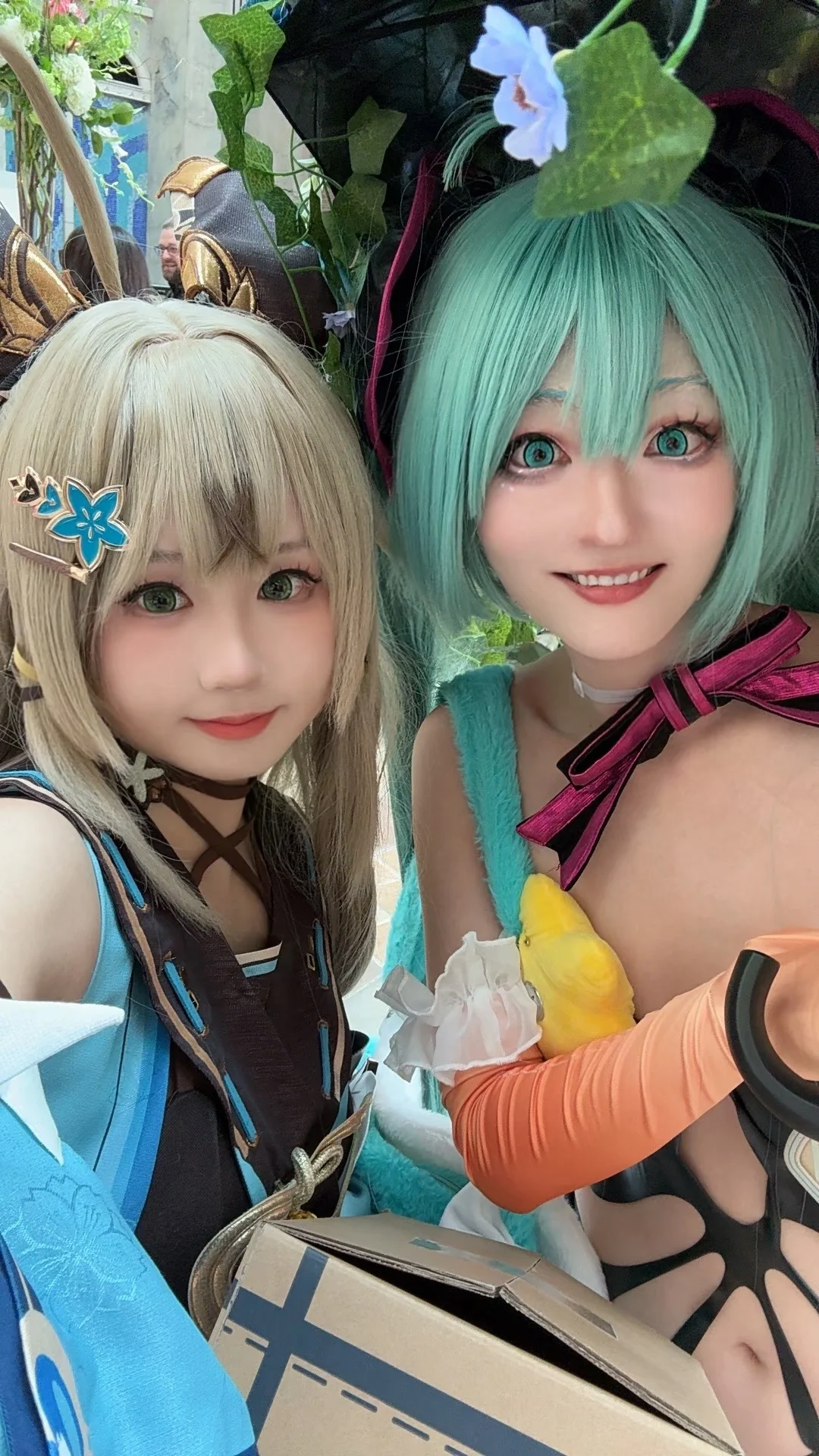 【綺良々コスプレ】ダラスのWeebConで荷物を配達する『原神』の猫又少女 - 3 枚目
