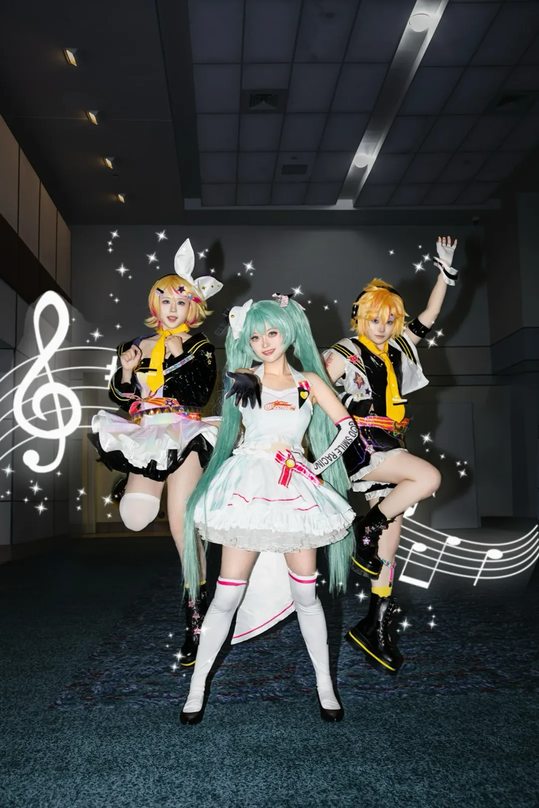 【初音ミク コスプレ】ボーカロイド3人組がイベントで集結！楽しさ倍増の合わせ写真 - 1 枚目