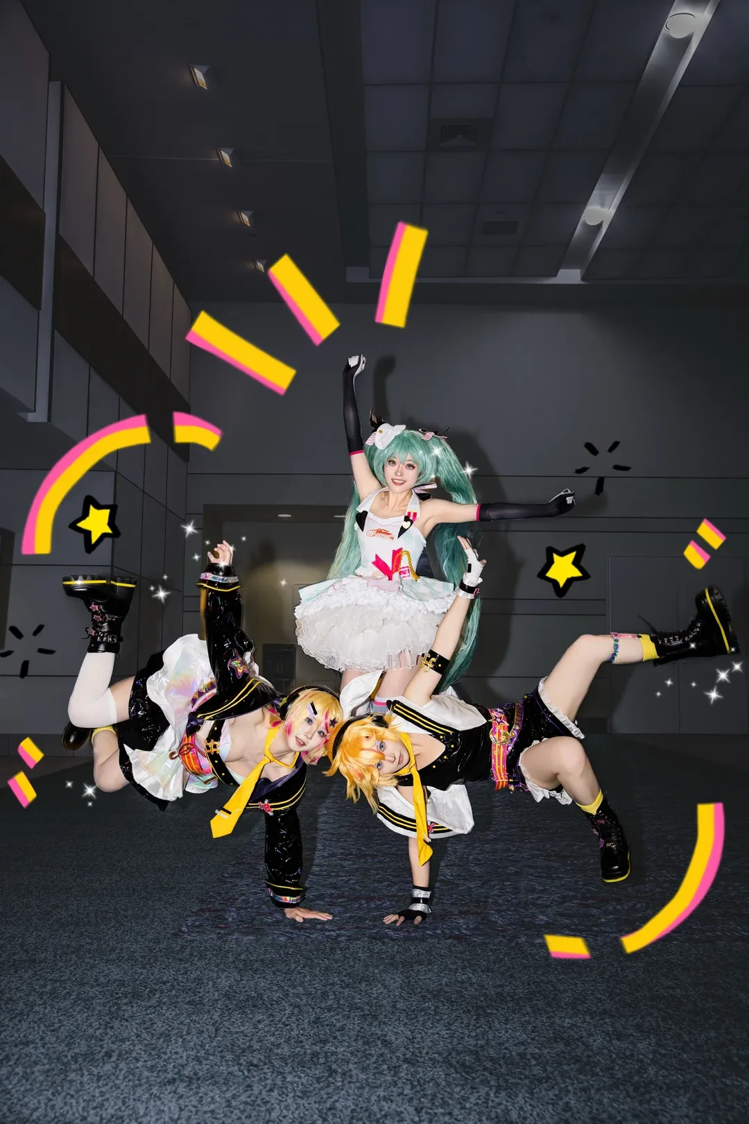 【初音ミク コスプレ】ボーカロイド3人組がイベントで集結！楽しさ倍増の合わせ写真 - 2 枚目
