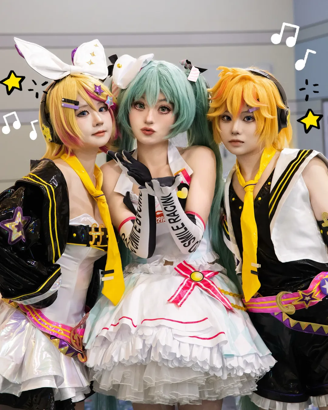 【初音ミク コスプレ】ボーカロイド3人組がイベントで集結！楽しさ倍増の合わせ写真 - 5 枚目
