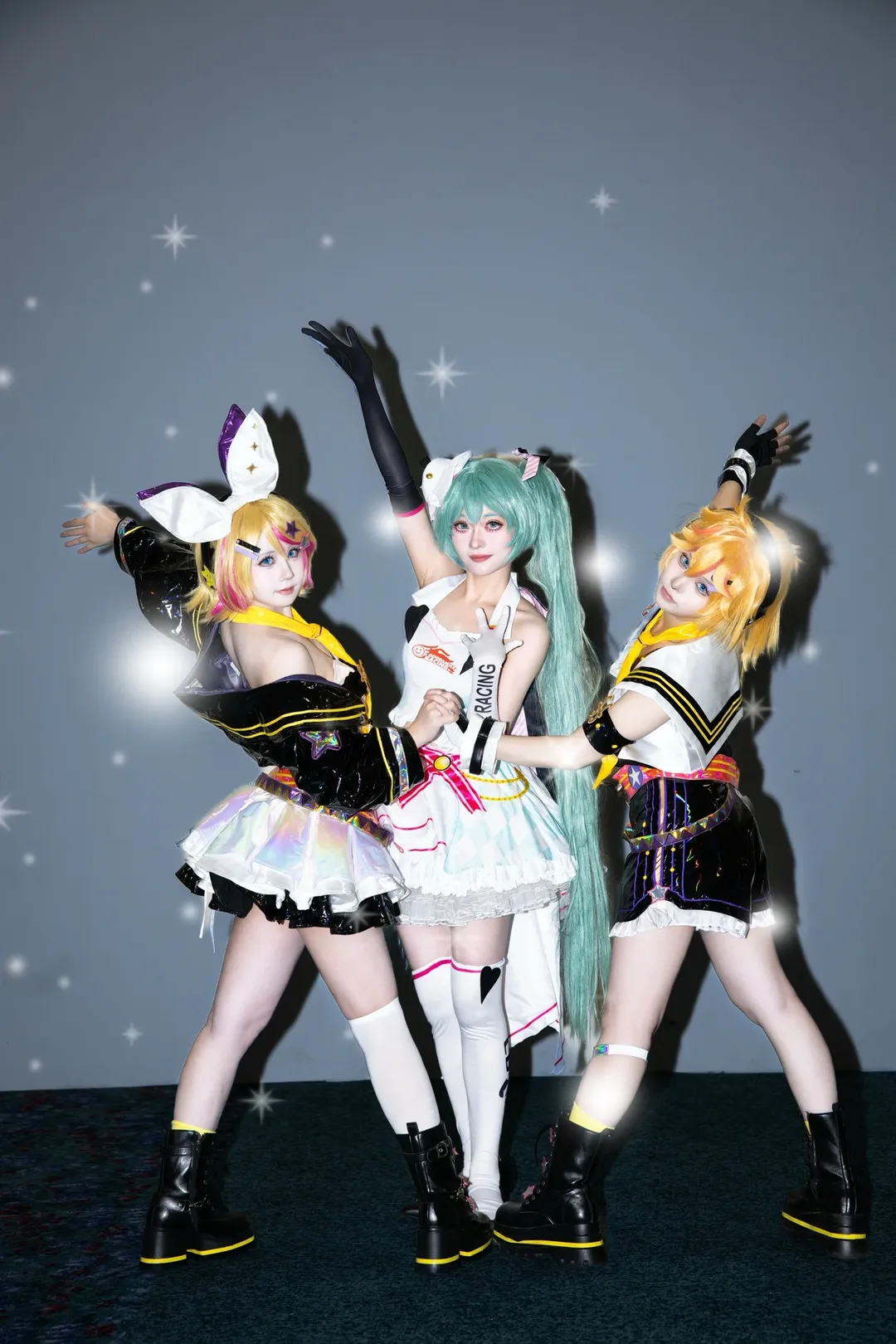【初音ミク コスプレ】ボーカロイド3人組がイベントで集結！楽しさ倍増の合わせ写真 - 6 枚目