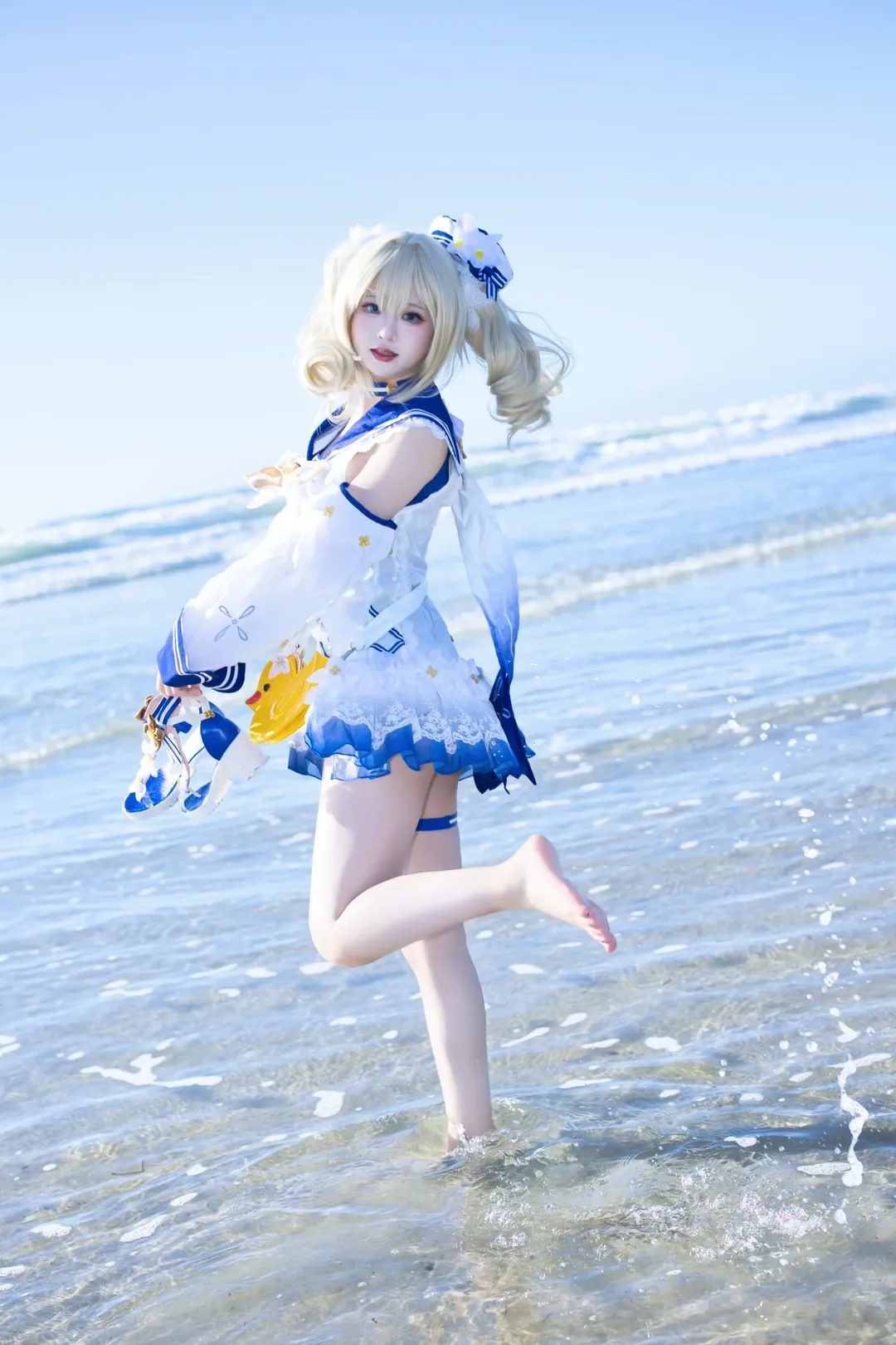 【芭芭拉cos】原神里的治愈歌者，海滩微风中的夏日限定 - 第 1 张