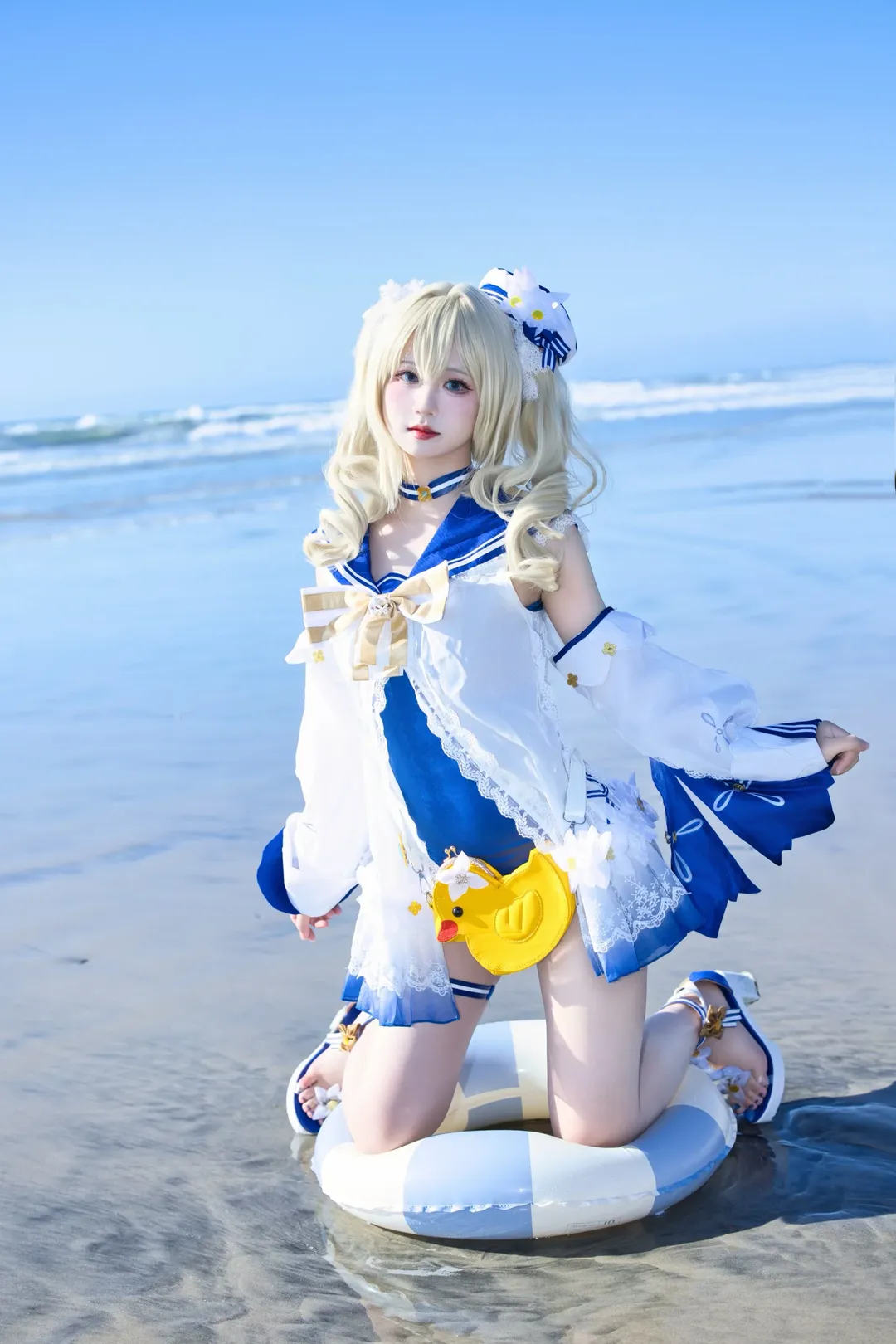 【芭芭拉cos】原神里的治愈歌者，海滩微风中的夏日限定