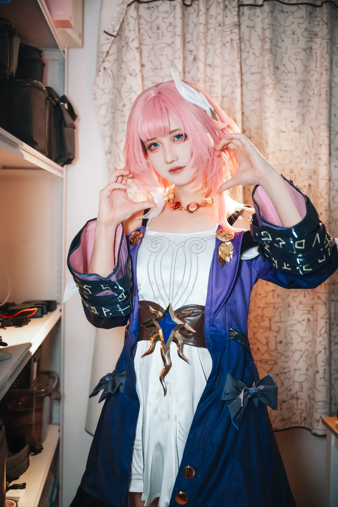 【昔涟cos】崩坏星穹铁道角色试妆，粉色短发与露肩外套的搭配