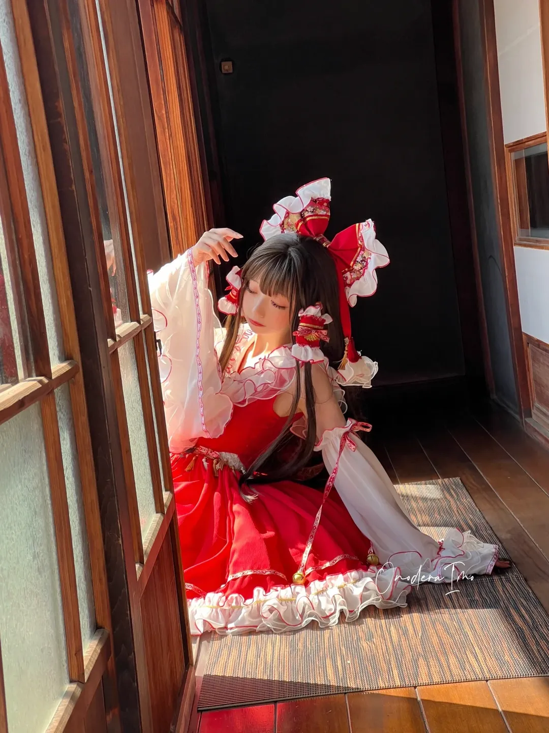 【Reimu Hakurei Cosplay】Paradise Three Years Later: The Shrine Maiden and Japanese Light & Shadow - Image 2