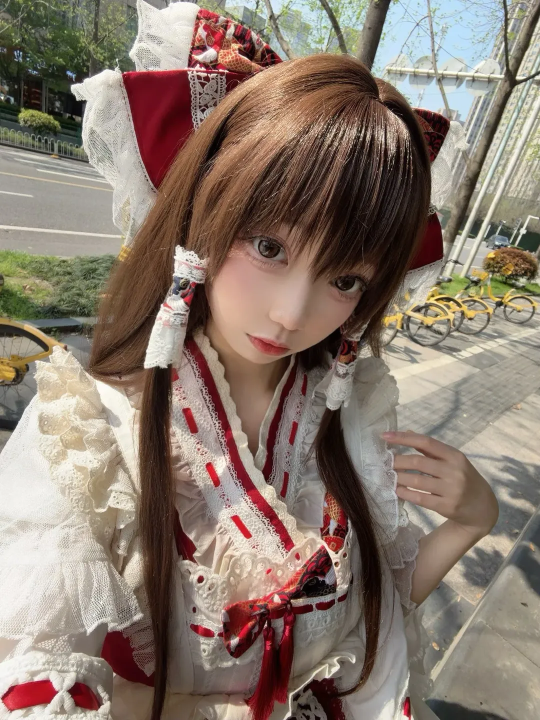 【博丽灵梦cos】东方project红白巫女，户外自拍与假发修整记录