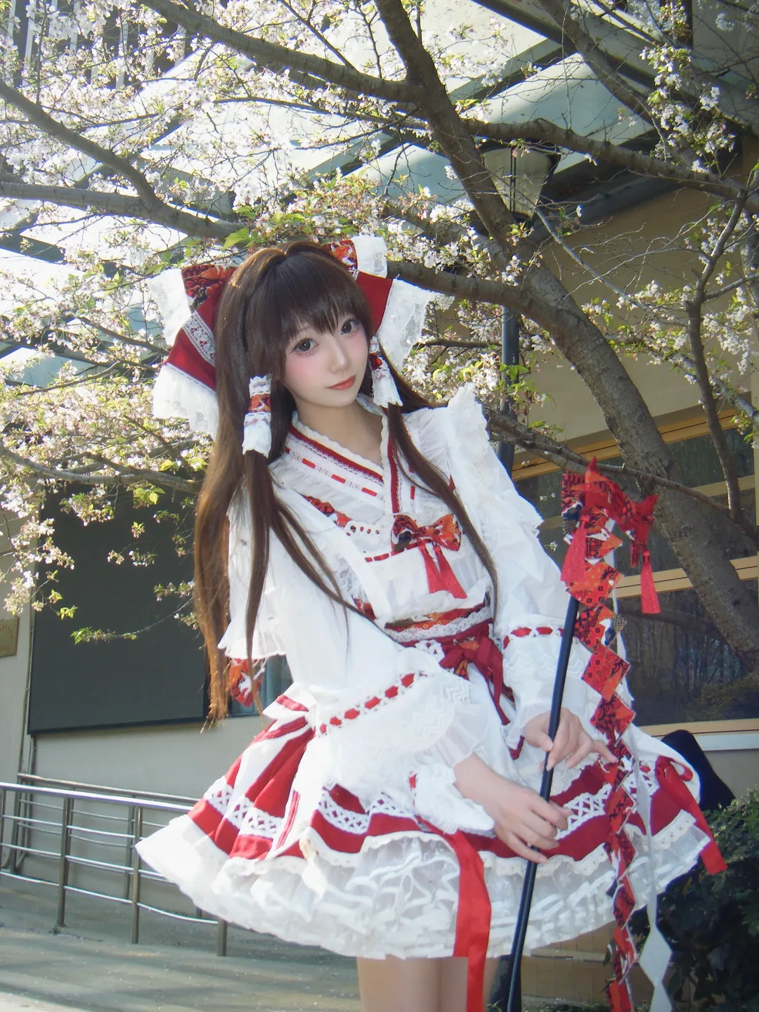 【博丽灵梦cos】春日出游的红白巫女与CCD氛围 - 第 1 张