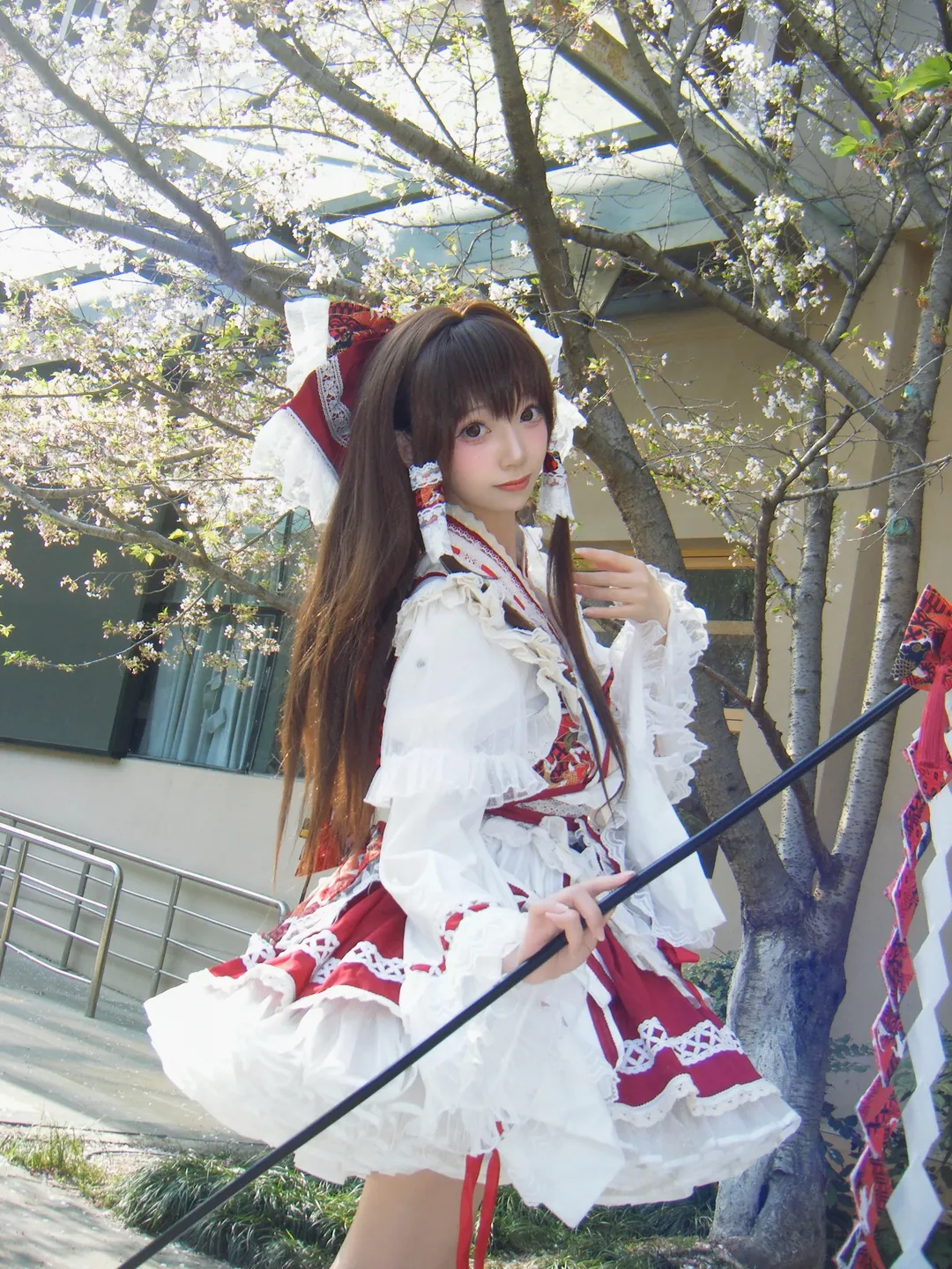 【博丽灵梦cos】春日出游的红白巫女与CCD氛围 - 第 4 张