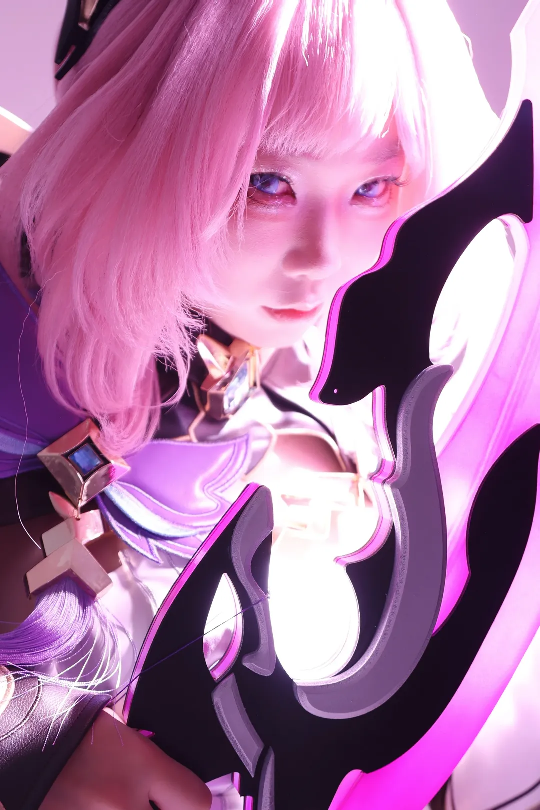 [Elysia Cosplay] The Pink Elf in Honkai Impact 3rd: Flawlessly Recreated Under Intense Pink Lighting - Image 3