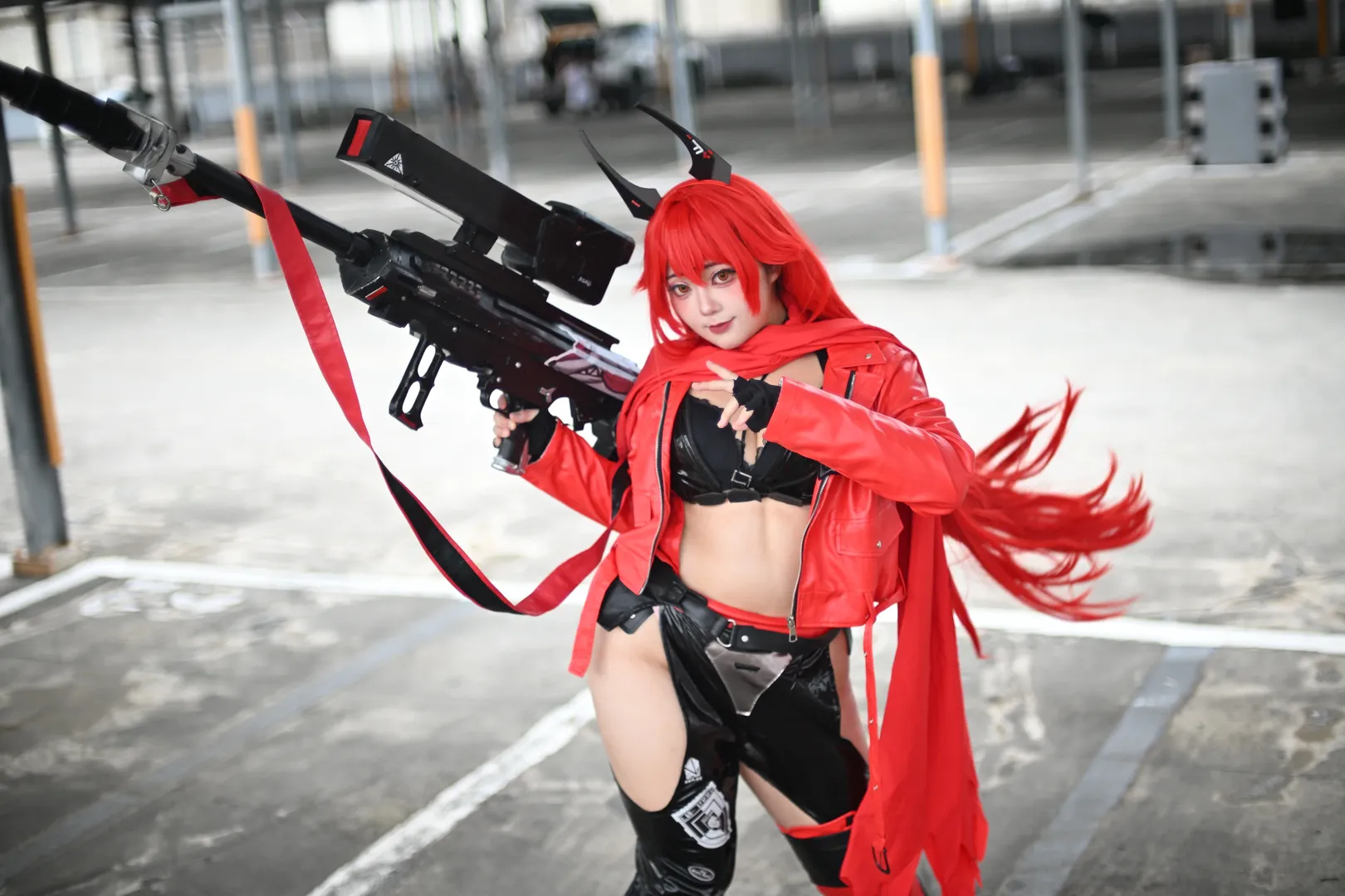 【小红帽cos】胜利女神：妮姬中的红色战衣与巨型道具