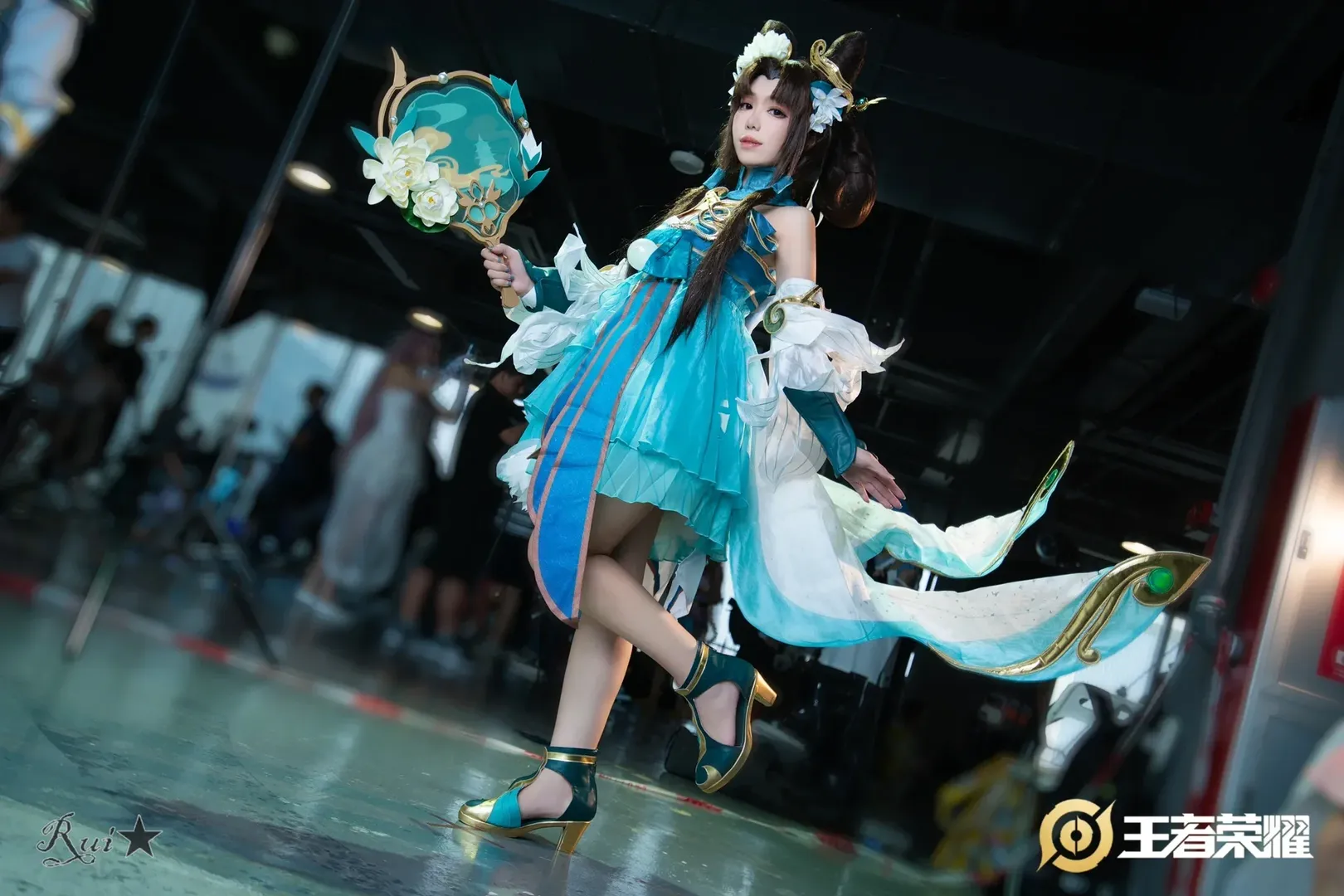 【小乔cos】王者荣耀青蛇皮肤，纯手工雕琢的反重力造型 - 第 4 张