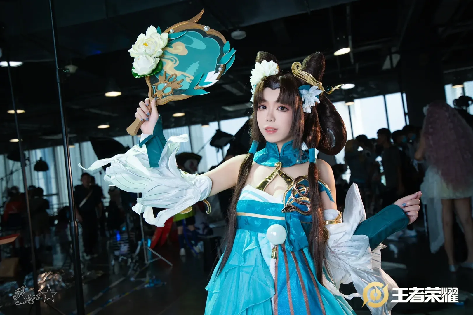 【小乔cos】王者荣耀青蛇皮肤，纯手工雕琢的反重力造型 - 第 5 张