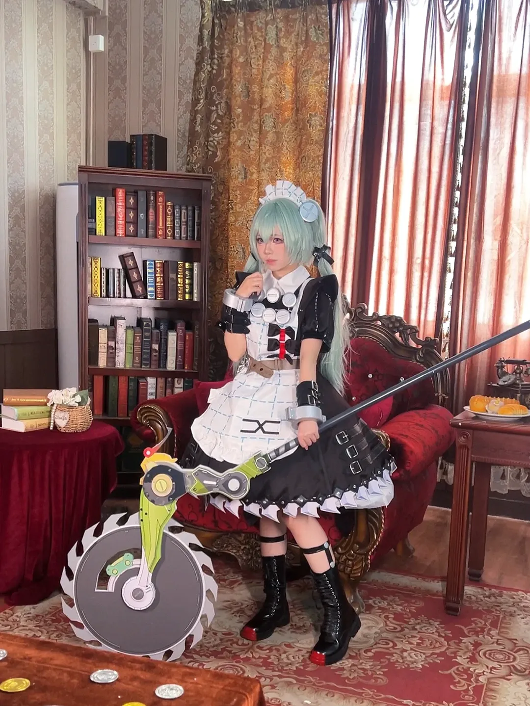 【可琳cos】绝区零维多利亚家政，手扛巨型电锯出街