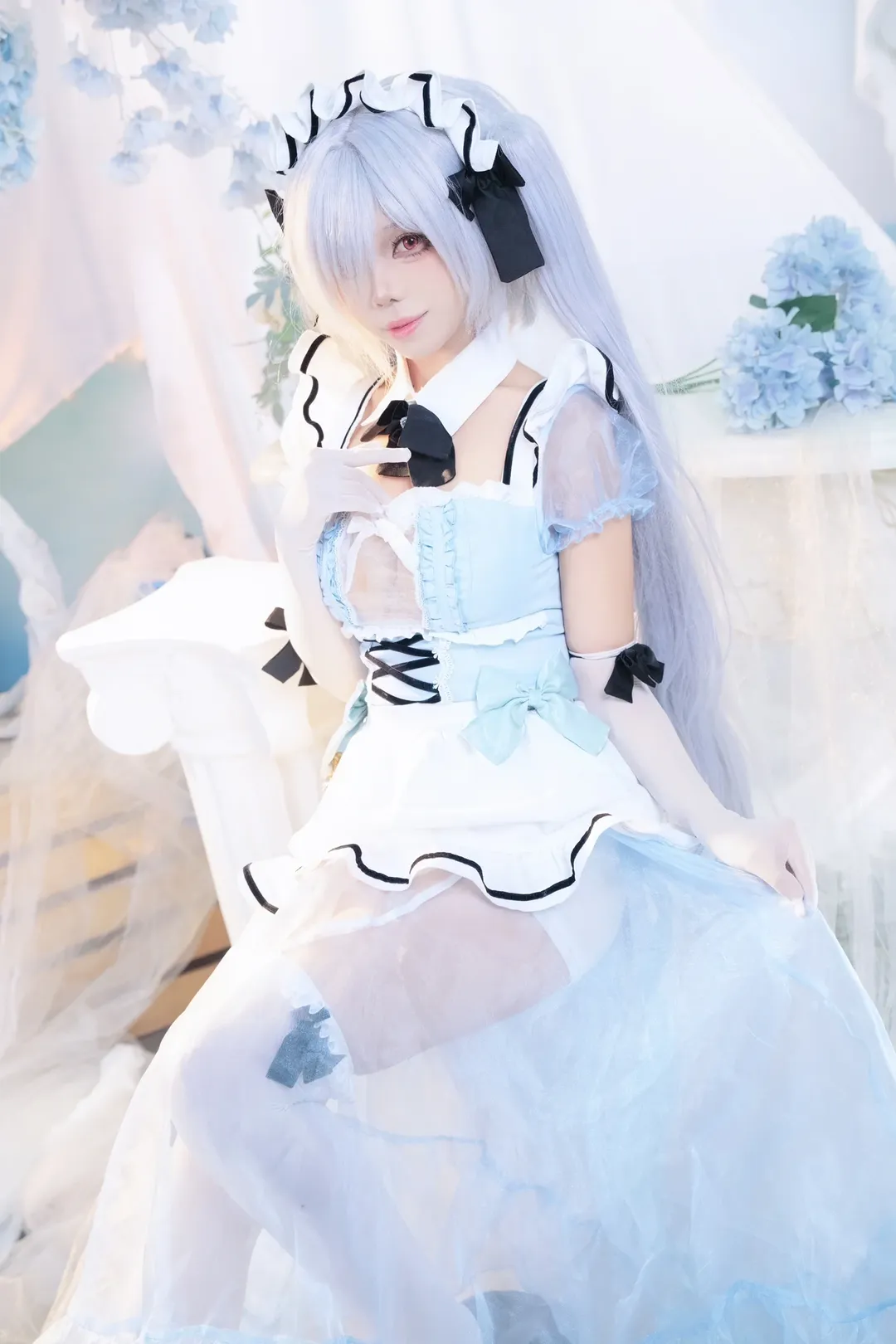 【シンデレラ コスプレ】勝利の女神：NIKKE ホタルACGエキスポの青白メイド服撮影記録 - 1 枚目