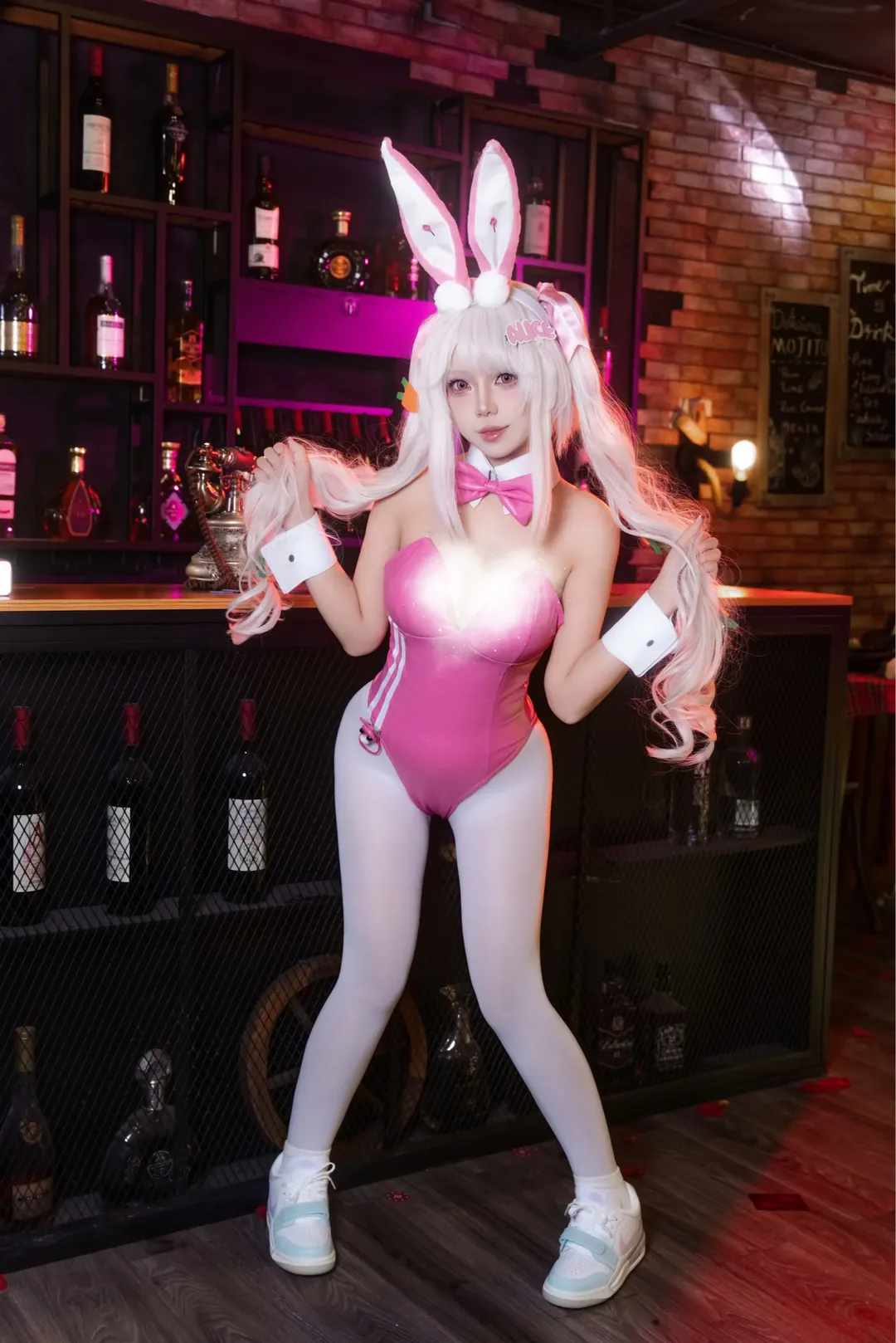【アリス コスプレ】勝利の女神：NIKKE、バーカウンターでのバニーガールとスニーカーが生み出すギャップ感 - 4 枚目
