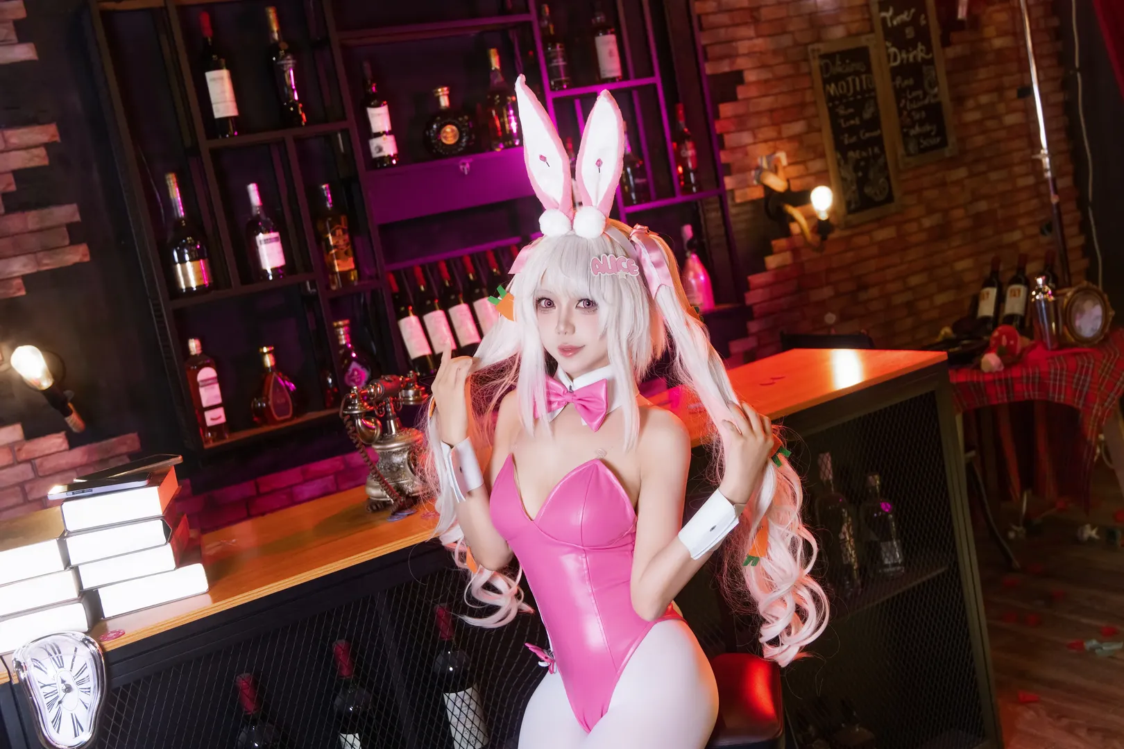 【アリス コスプレ】勝利の女神：NIKKE、バーカウンターでのバニーガールとスニーカーが生み出すギャップ感 - 6 枚目
