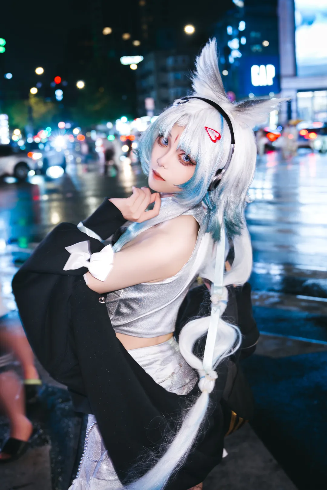 【李织烟cos】终末地的雨夜，直闪捕捉的赛博瞬间 - 第 1 张