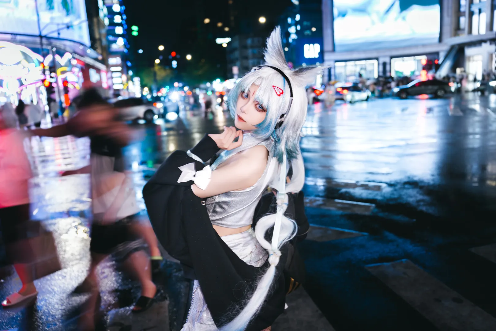 【李织烟cos】终末地的雨夜，直闪捕捉的赛博瞬间 - 第 2 张