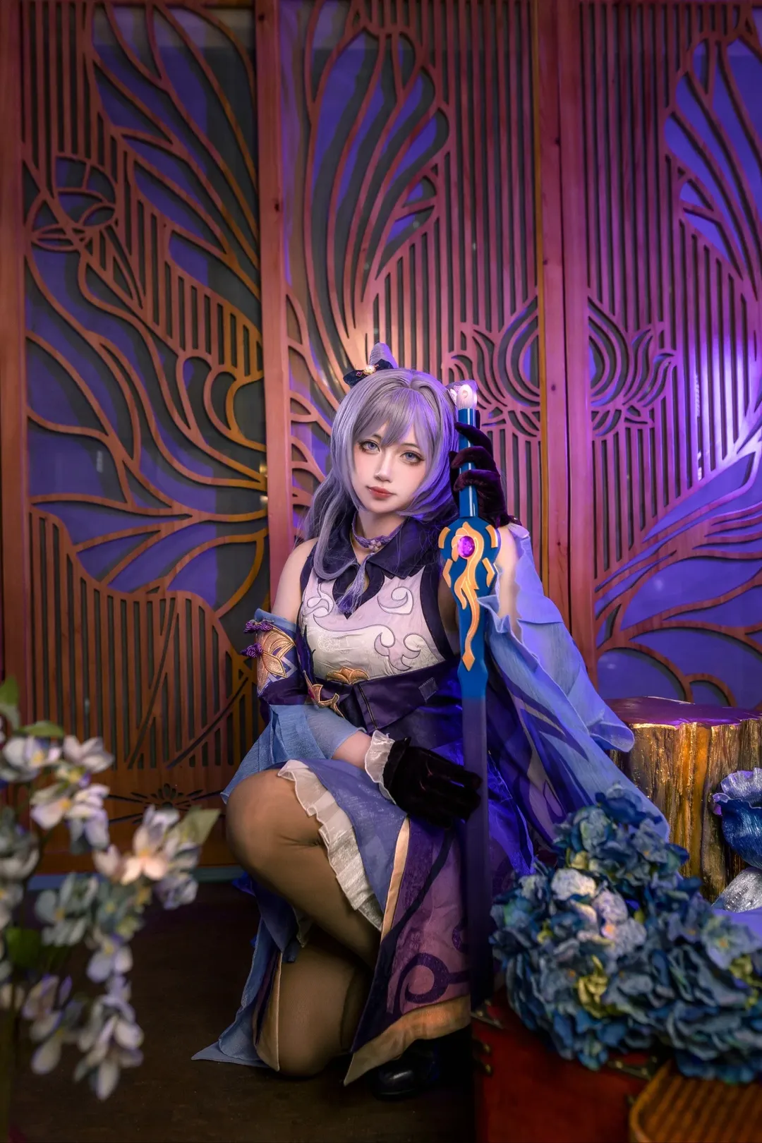 【刻晴コスプレ】原神、紫光に映える剣影と衣装のなびき - 2 枚目