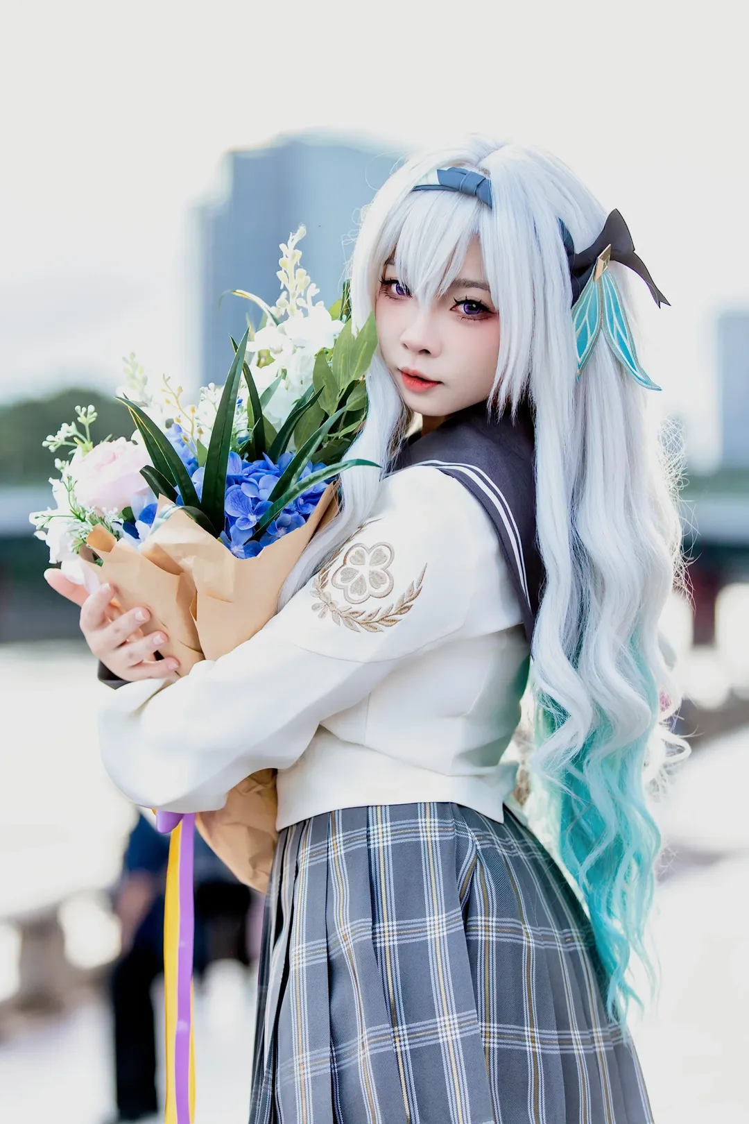 【崩坏星穹铁道流萤cos】水岸边的夏日外景回眸 - 第 1 张