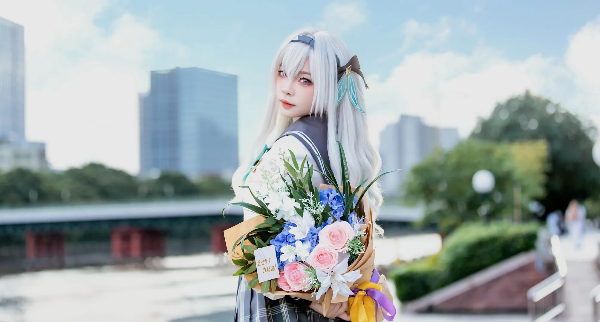 【崩坏星穹铁道流萤cos】水岸边的夏日外景回眸 - 第 2 张