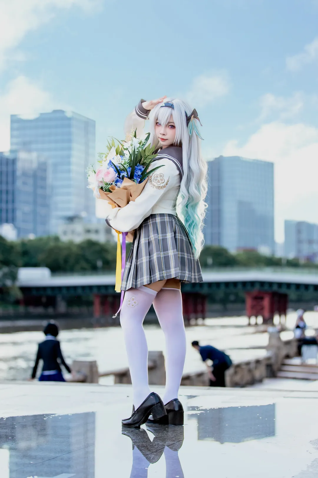 【崩坏星穹铁道流萤cos】水岸边的夏日外景回眸
