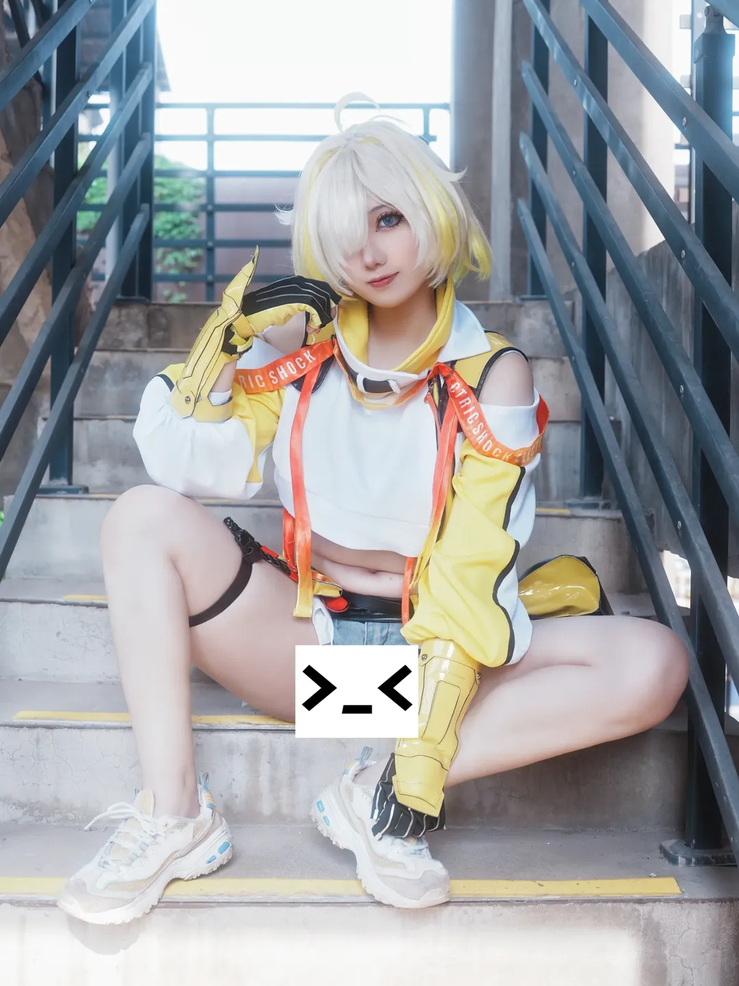 【エレグコスプレ】『勝利の女神：NIKKE』『勝利の女神：新たな希望』屋上階段で魅せる黄白タクティカルコーデ - 1 枚目