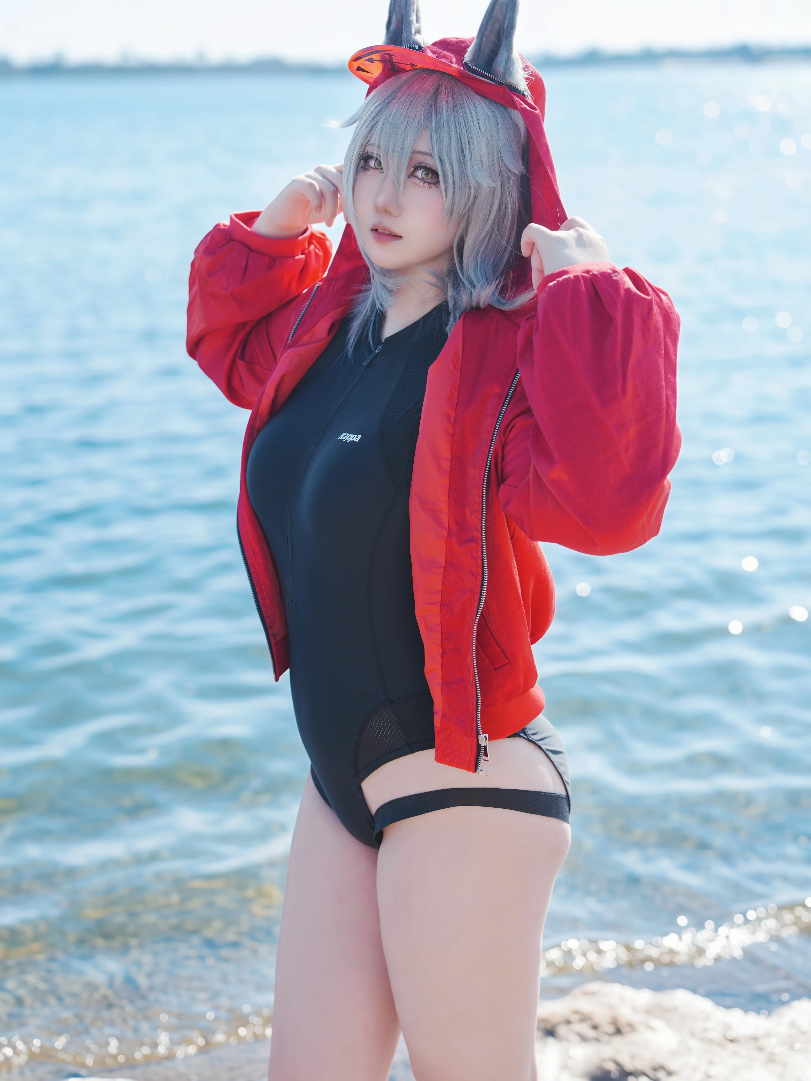 红色兜帽龙角泳装 海边这组真的拍得超舒服 - 第 1 张