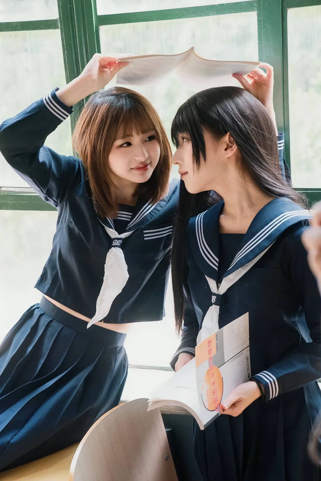 日系校园JK水手服写真，捕捉教室走廊里的午后光影