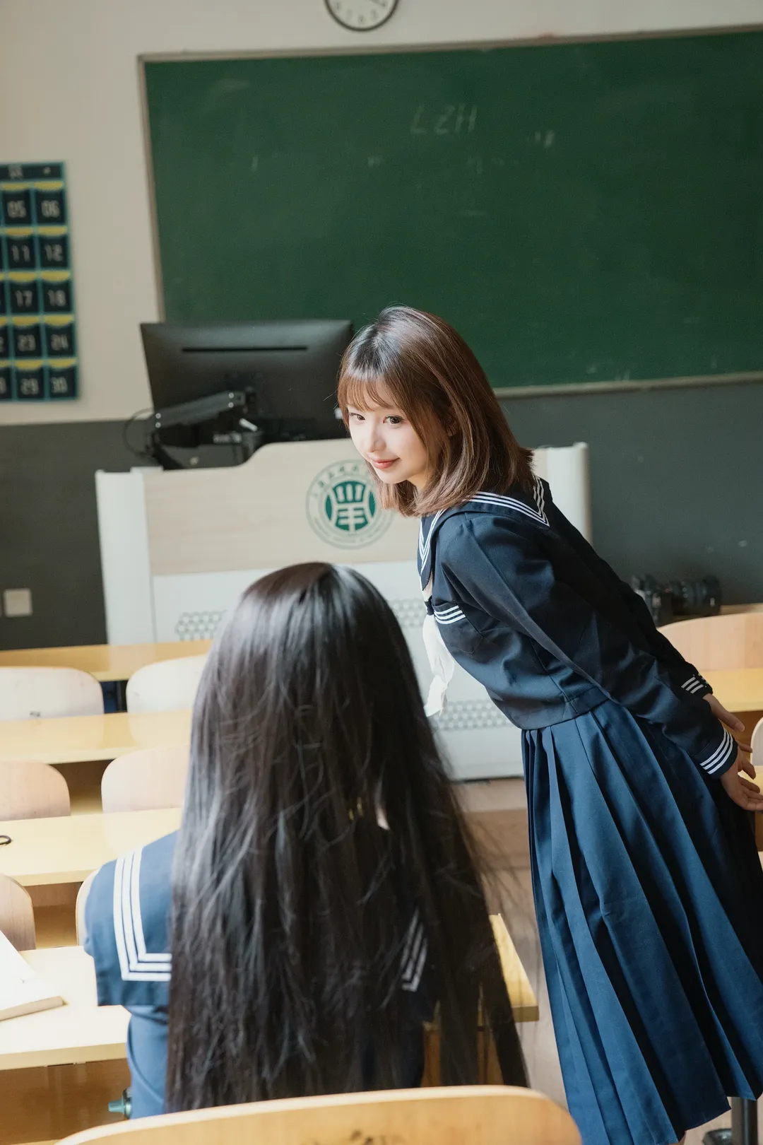日系校园JK水手服写真，捕捉教室走廊里的午后光影 - 第 4 张