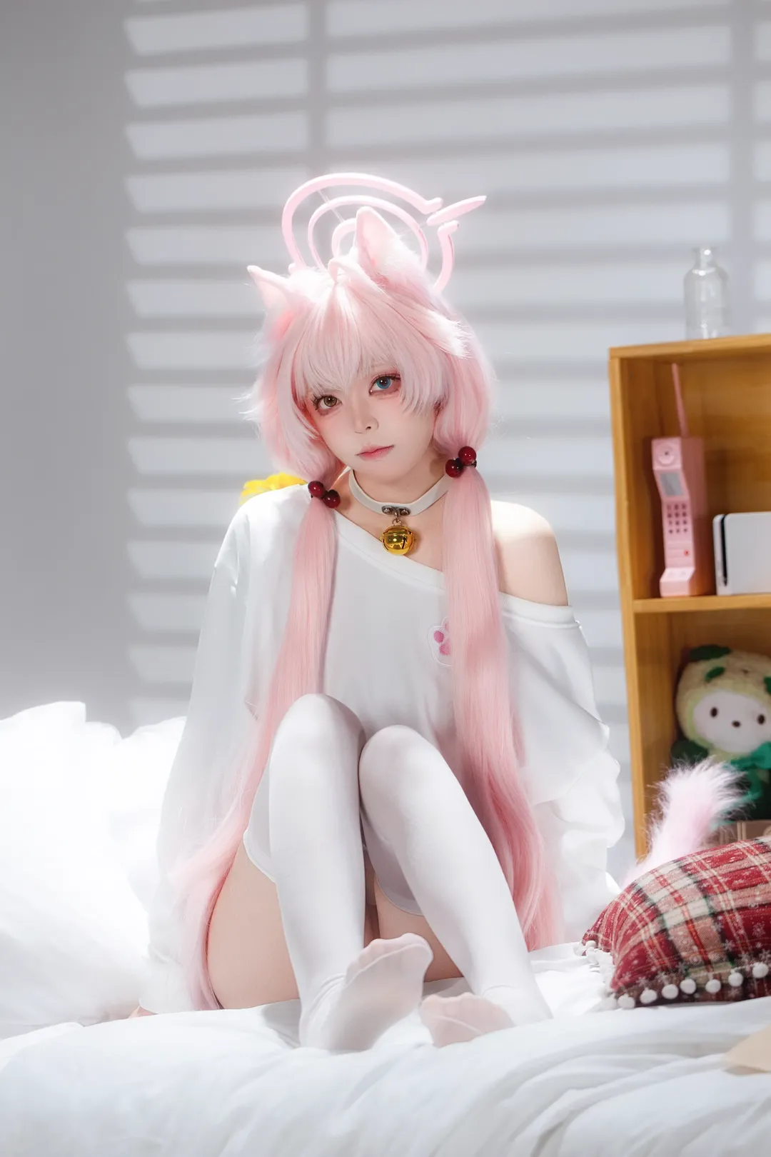 [Takanashi Hoshino Cosplay] Cozy Home Vibe: Capturing a Soft Aesthetic with a Golden Bell - Image 2