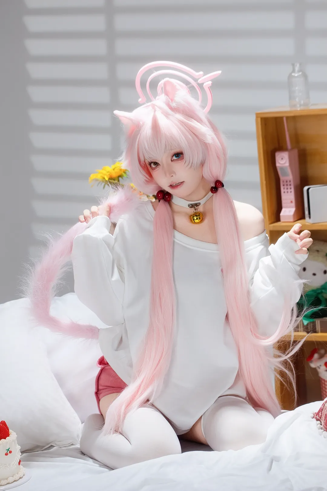 【小鸟游星野cos】居家慵懒风，带金色的铃铛拍出了软乎乎的感觉