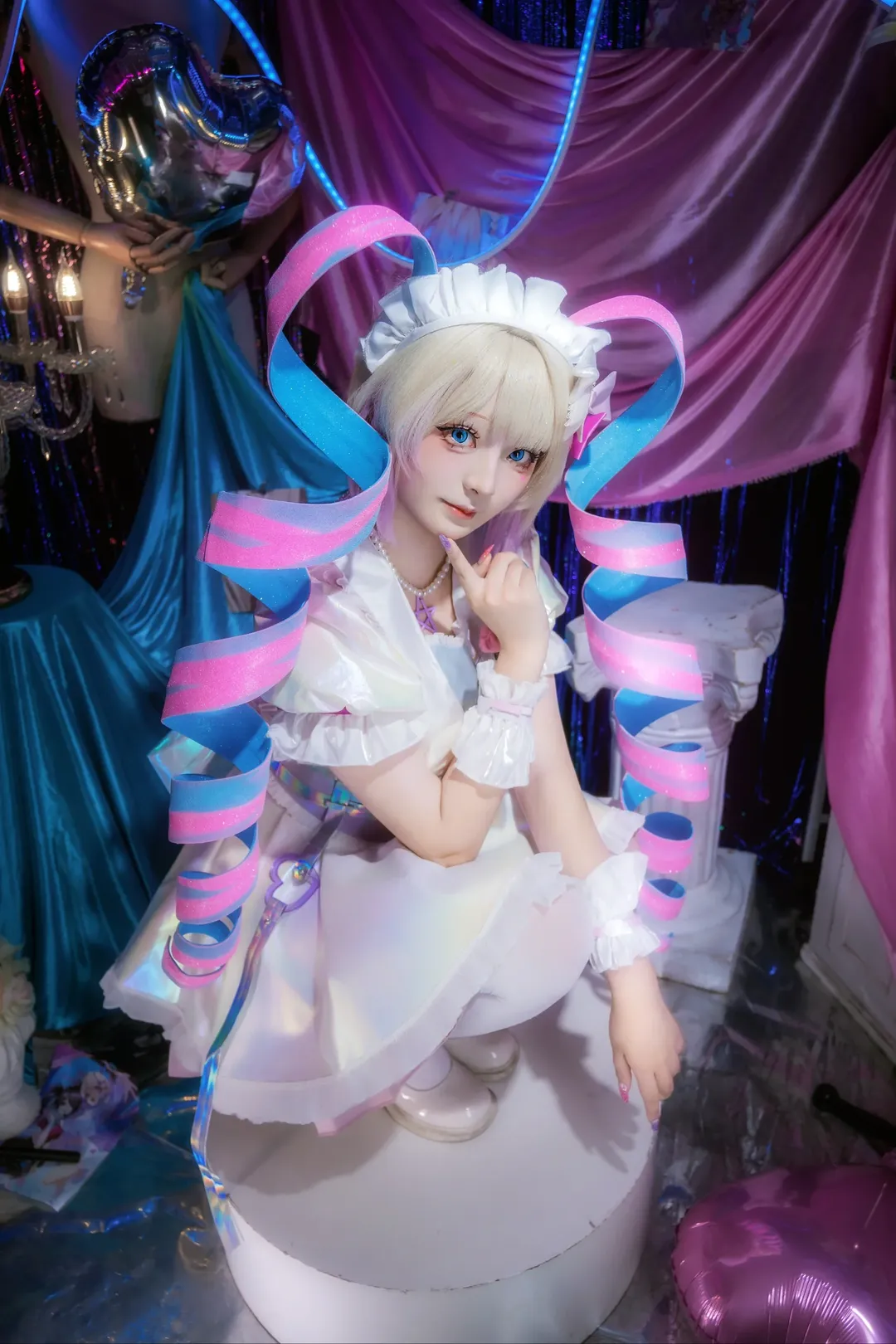 【超絶最かわ天使ちゃん コスプレ】『NEEDY GIRL OVERDOSE』の白ドレスと青ピンクのネオンの光と影 - 1 枚目