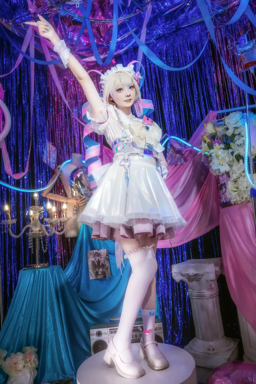 【超絶最かわ天使ちゃん コスプレ】『NEEDY GIRL OVERDOSE』の白ドレスと青ピンクのネオンの光と影 - 10 枚目