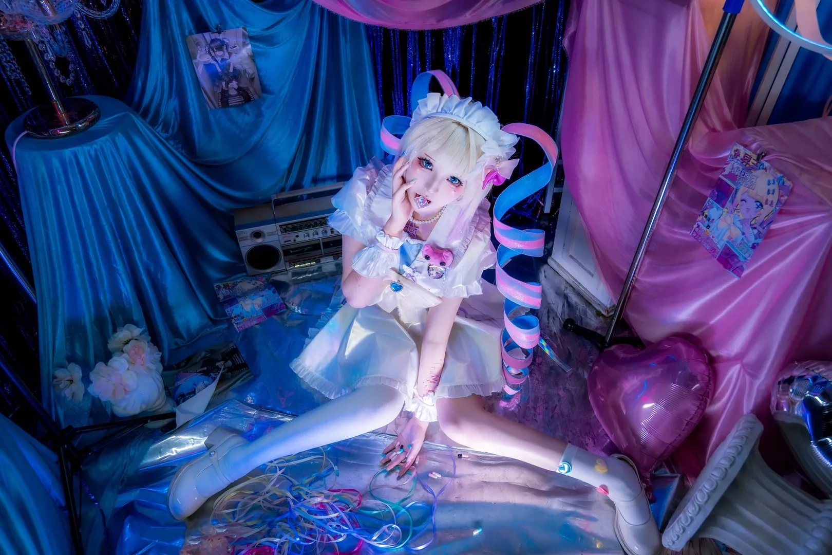 【超絶最かわ天使ちゃん コスプレ】『NEEDY GIRL OVERDOSE』の白ドレスと青ピンクのネオンの光と影 - 11 枚目