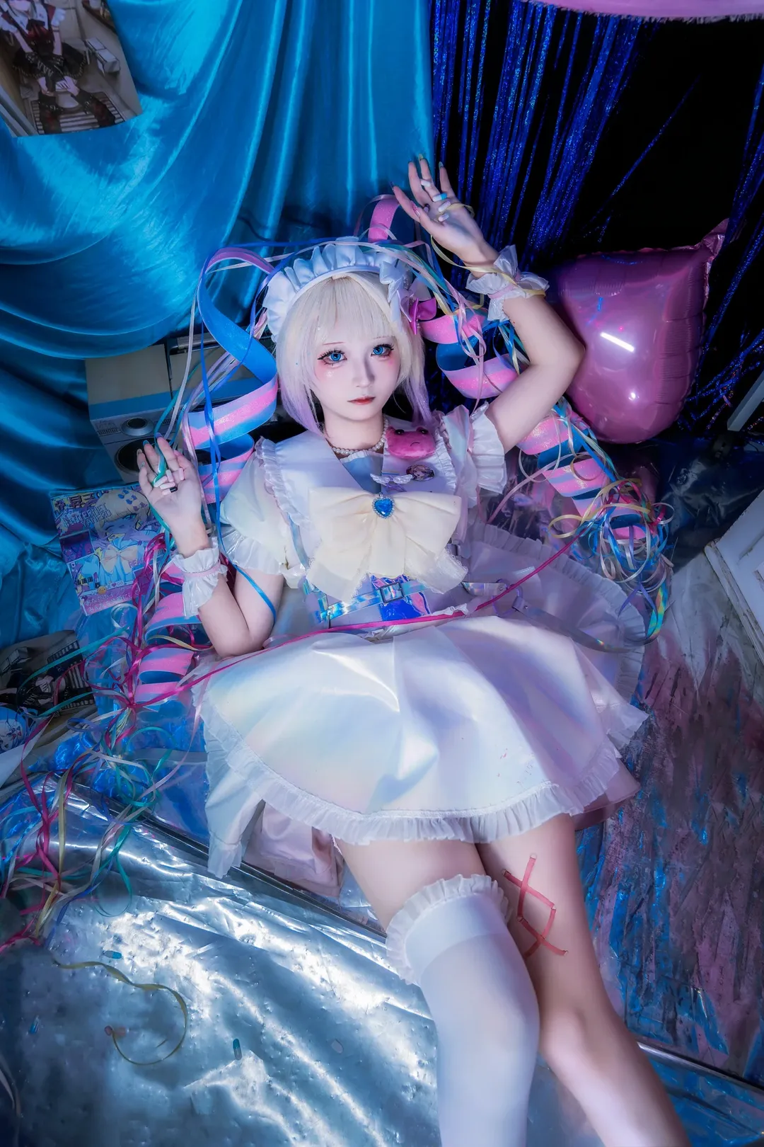 【超絶最かわ天使ちゃん コスプレ】『NEEDY GIRL OVERDOSE』の白ドレスと青ピンクのネオンの光と影 - 12 枚目